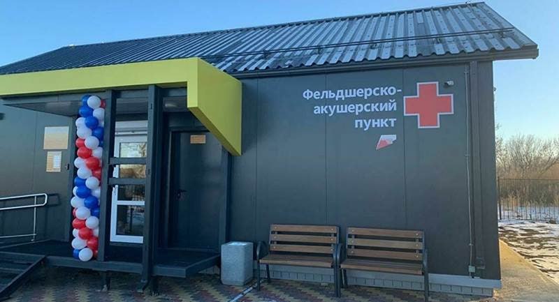 Стали известны регионы лидеры по строительству больниц Клуб Регионов продолжает изучать статистику Росстата о вводе объектов социально культурного значения в регионах Ранее мы представили данные о лидерах по строительству школ и детских садов В этом посте предлагаем познакомиться со статистикой в сфере здравоохранения Итак всего с января по сентябрь 2025 года в стране появилось 1 793 койко мест в новых больницах Еще 75 новых мест появилось в Новосибирской области за счет реконструкции действующих учреждений Новые больницы ввели всего лишь в 12 ти регионах поэтому приводим их рейтинг по количеству койко мест полностью Москва 600 мест Архангельская область 270 Хабаровский край 200 Смоленская область 195 Башкирия 135 Приморский край 109 Свердловская область 85 Новосибирская область 75 Ингушетия 60 Пермский край 55 Коми 45 Челябинская область 39 Родильный дом за девять месяцев построили только в Приморье на 20 мест Зато в трех регионах Москва Свердловская область Пермский край появилось 612 койко мест в новых детских больницах из них 570 в столице Куда активнее регионы строили поликлиники и амбулатории которые Росстат считает по количеству посещений в смену Новые подобные учреждения появились в 35 регионах В десятке лидеров здесь Подмосковье Свердловская область Петербург Татарстан Кабардино Балкария Брянская область Москва Новосибирская область Алтайский край Калужская область А вот ФАПов ввели гораздо меньше Их тоже оценивают по количеству посещений в смену и их насчитывается 1 609 на 12 регионов Ввести фельдшерско акушерские пункты к сентябрю успели Подмосковье Тамбовская область Карелия Чечня Башкирия Татарстан Челябинская область Республика Алтай Алтайский край Кемеровская область Новосибирская область и Якутия