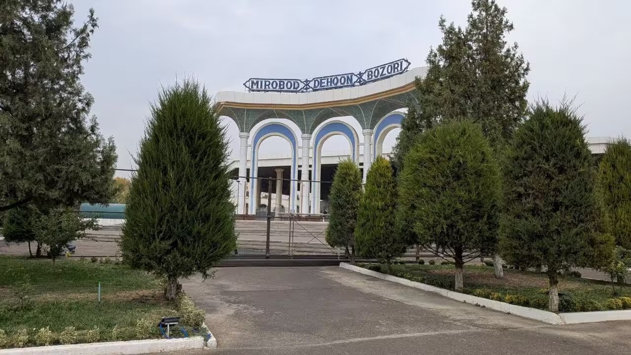 Хокимият прокомментировал установку ограждений вокруг Госпитального рынка в Ташкенте В районной администрации сообщили о начале работ по благоустройству рынка и прилегающей к нему территории   uznews uz ru news 104454 uznews