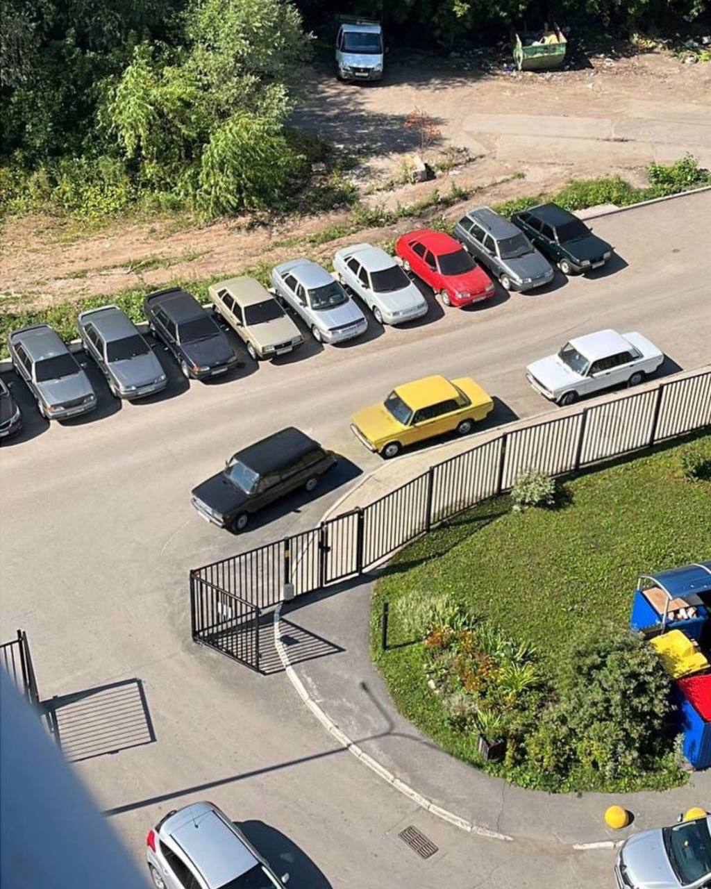 В Уфе перекуп устроил рынок на парковке у "ЖК Республика", Уфимское шоссе,18/6. Перекуп устроил «авторынок тазиков» в придомовой территории и во дворе. На фото только часть его машин. Жителям и гостям ЖК некуда ставить машины. Есть ли законные методы борьбы с такой ситуацией? ГИБДД бездействует.