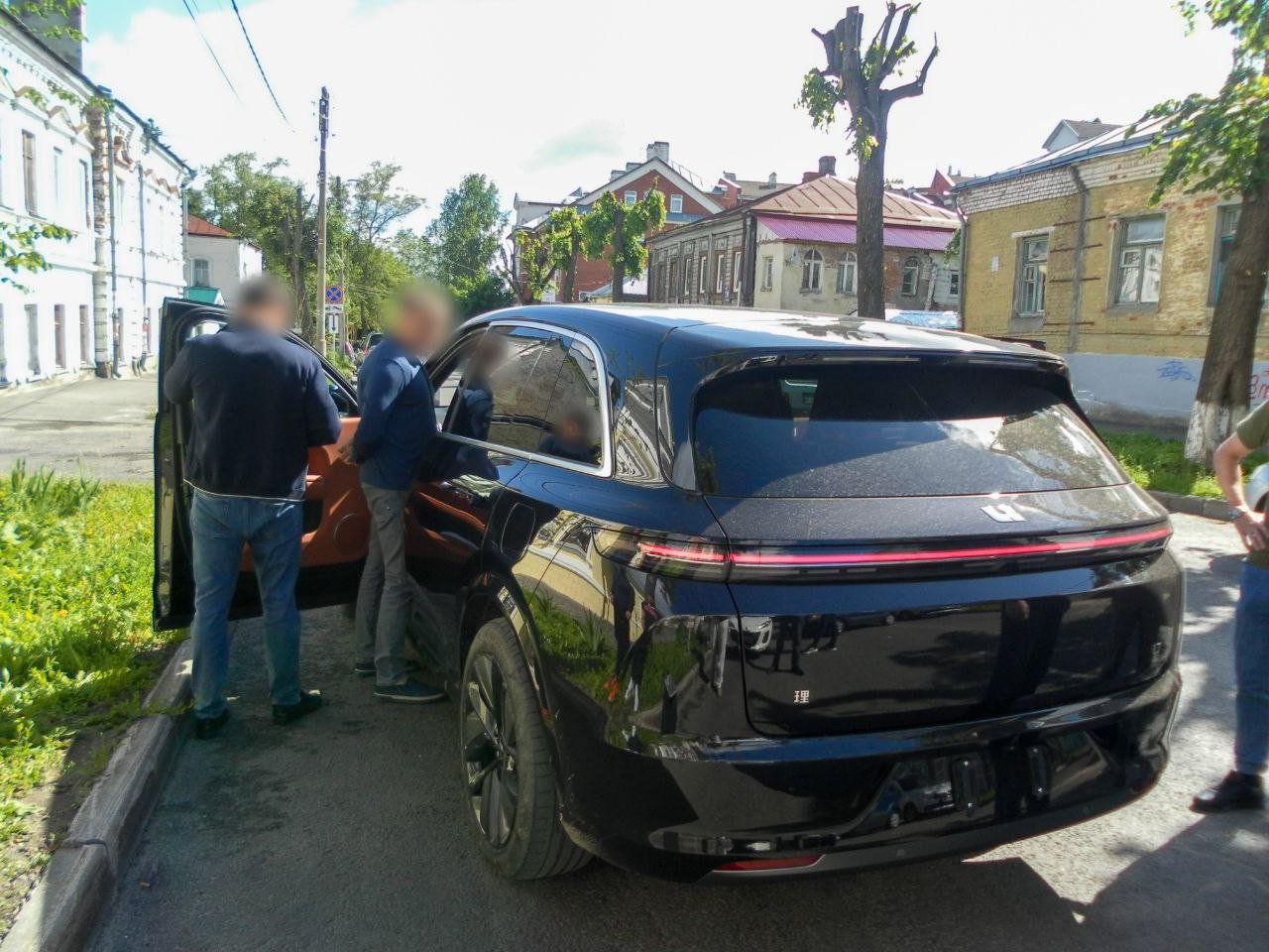 Во Владимире местный житель осужден за дачу взятки сотруднику полиции  На основании собранных следователями СК доказательств судом вынесен обвинительный приговор в отношении жителя Владимира 1972 года рождения, признанного виновным в совершении преступления, предусмотренного ч. 3 ст. 291 УК РФ  дача взятки за совершение заведомо незаконных действий в значительном размере .  Следствием и судом установлено, что 21 июня 2024 года обвиняемый, зная о наличии в оперативно-справочной картотеке УМВД России по Владимирской области информации о привлечении его к уголовной ответственности за причинение вреда здоровью средней тяжести, находясь в своем автомобиле на улице Подбельского города Владимира, передал старшему оперуполномоченному по особо важным делам ОРЧ собственной безопасности регионального УМВД, действовавшему в рамках оперативных мероприятий, взятку в сумме 100 тысяч рублей за удаление данных сведений из базы.  После этого мужчина был задержан сотрудниками УФСБ и ОРЧ СБ УМВД по региону, а денежные средства изъяты следователем. В период расследования по ходатайству следователя СК в отношении мужчины избиралась мера пресечения в виде заключения под стражу.  Следователем наложен арест на его денежные средства в сумме 3 млн рублей.  Приговором суда виновному назначено наказание в виде в виде штрафа в размере 1,3 млн рублей, размер которого снижен до 1 млн рублей с учётом срока нахождения фигуранта под стражей.