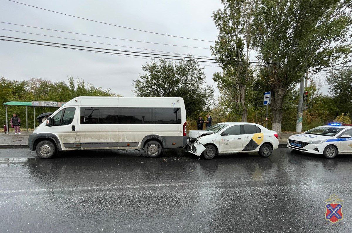 Таксист влетел в маршрутку на остановке «Санаторная». В этот момент из автобуса выходили пассажиры. Момент ДТП попал на камеру видеонаблюдения: видно, как девушка от сильного удара упала.    Всего в ДТП пострадали трое: 17-летний пассажир легковушки, а также 19-летняя и 21-летняя пассажирки маршрутки. Они были доставлены в медучреждение.   Подписаться   Прислать новость