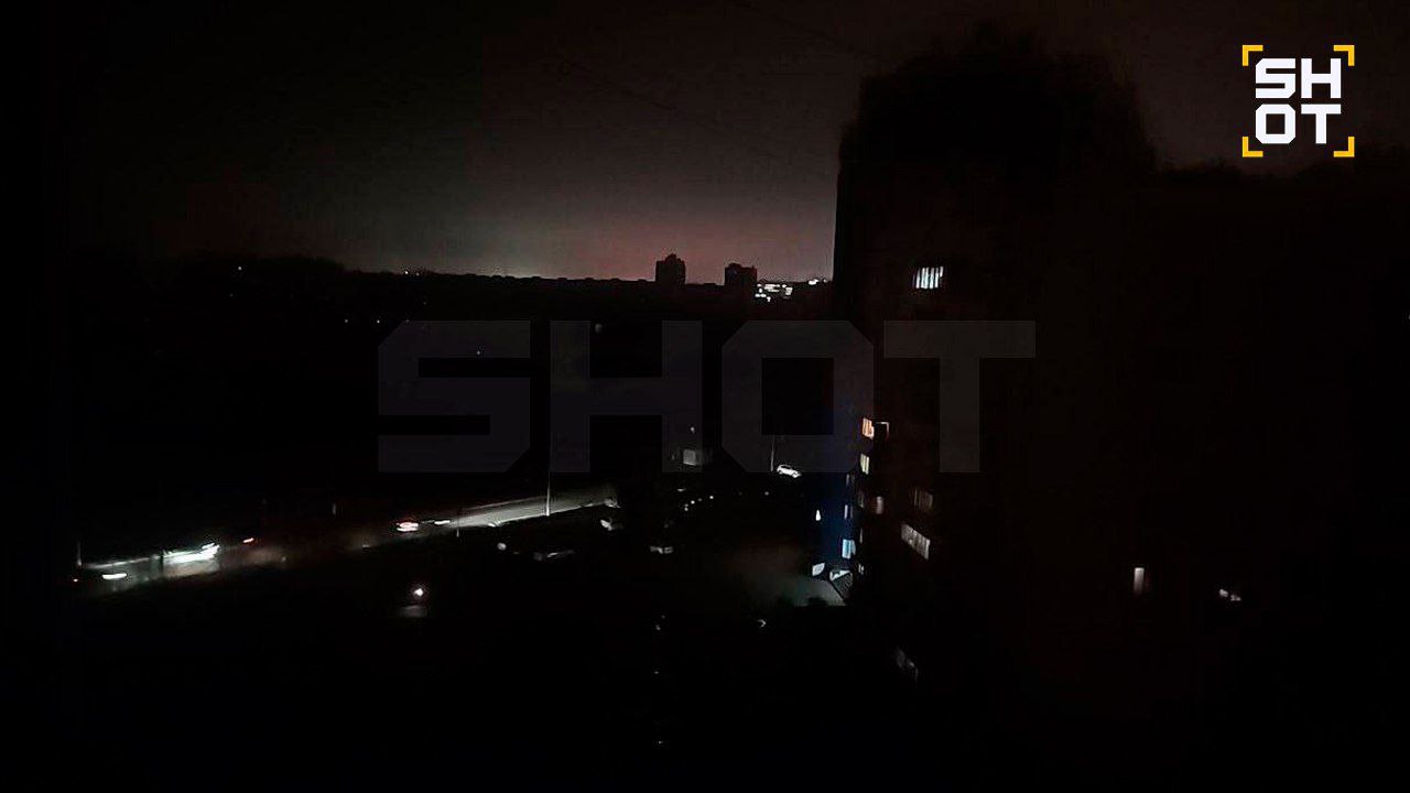 Больше 20 тысяч жителей Белгорода и области остались без света после вечерней атаки ВСУ По информации SHOT город был обстрелян из РСЗО обломки сбитых целей рухнули на территории одной из местных ТЭЦ Из за этого сейчас наблюдаются проблемы с электричеством в ряде районов Белгорода а также в посëлке Дубовое Специалисты уже приступили к восстановлению и устранению последствий Также после атаки в одном из районов Белгорода загорелось несколько гаражей пожарные сейчас тушат возгорание По данным губернатора Гладкова пострадавших нет Присоединяйся к нам в MAX   max ru shot