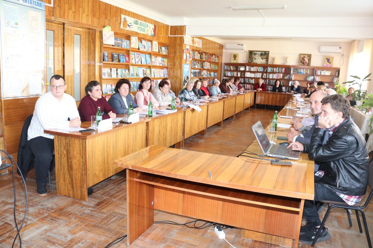 Не пропустить рак В филиале Университета третьего возраста открытом в поселке Октябрьском поговорили о профилактике онкологических заболеваний На лекцию факультета Здоровье к старшему поколению жителей Октябрьского поселения приехали заведующий отделением медпрофилактики Красноармейской ЦРБ Георгий Мангуш и онколог Никита Щербатенко Доктор Мангуш напомнил о необходимости регулярно проходить диспансеризацию Он озвучил итоги прошлого года согласно которым среди осмотренных в районной поликлинике 54 тысяч человек заболевания были выявлены у 23 тысяч В прошлом году злокачественные новообразования впервые обнаружили у 55 жителей района а за девять месяцев нынешнего уже у 58 Он подчеркнул что болезнь у этих людей выявили на ранней стадии то есть теперь серьезные осложнения им не грозят Онколог Никита Щербатенко привел примеры тревожных симптомов онкологических заболеваний и рассказал как часто следует проходить исследования у врачей чтобы не пропустить рак На занятии университета собрался полный зал сельской библиотеки К слушателям присоединился и глава поселения Петр Завгородний Заместитель директора Центра социального обслуживания Людмила Сидорова отметила что такие встречи на факультете Здоровье будут проходить каждый месяц Лента коротких новостей в MAX