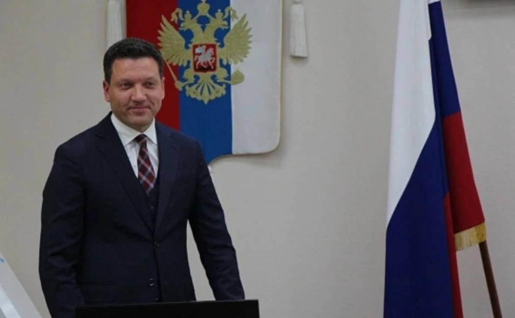 Экс мэру Салавата дали реальный срок по делу о превышении полномочий Стерлитамакский горсуд признал бывшего мэра Салавата Игоря Миронова виновным в превышении должностных полномочий Экс чиновника приговорили к трем годам колонии общего режима и лишили права занимать руководящие должности на муниципальной службе на 2 5 года Миронова взяли под стражу в зале суда сообщила региональная прокуратура С апреля по октябрь 2020 года мэр города обеспечил заключение концессионного соглашения без конкурса с компанией АвтоматизацияСистемыТехнологии АСТ РБК УФА