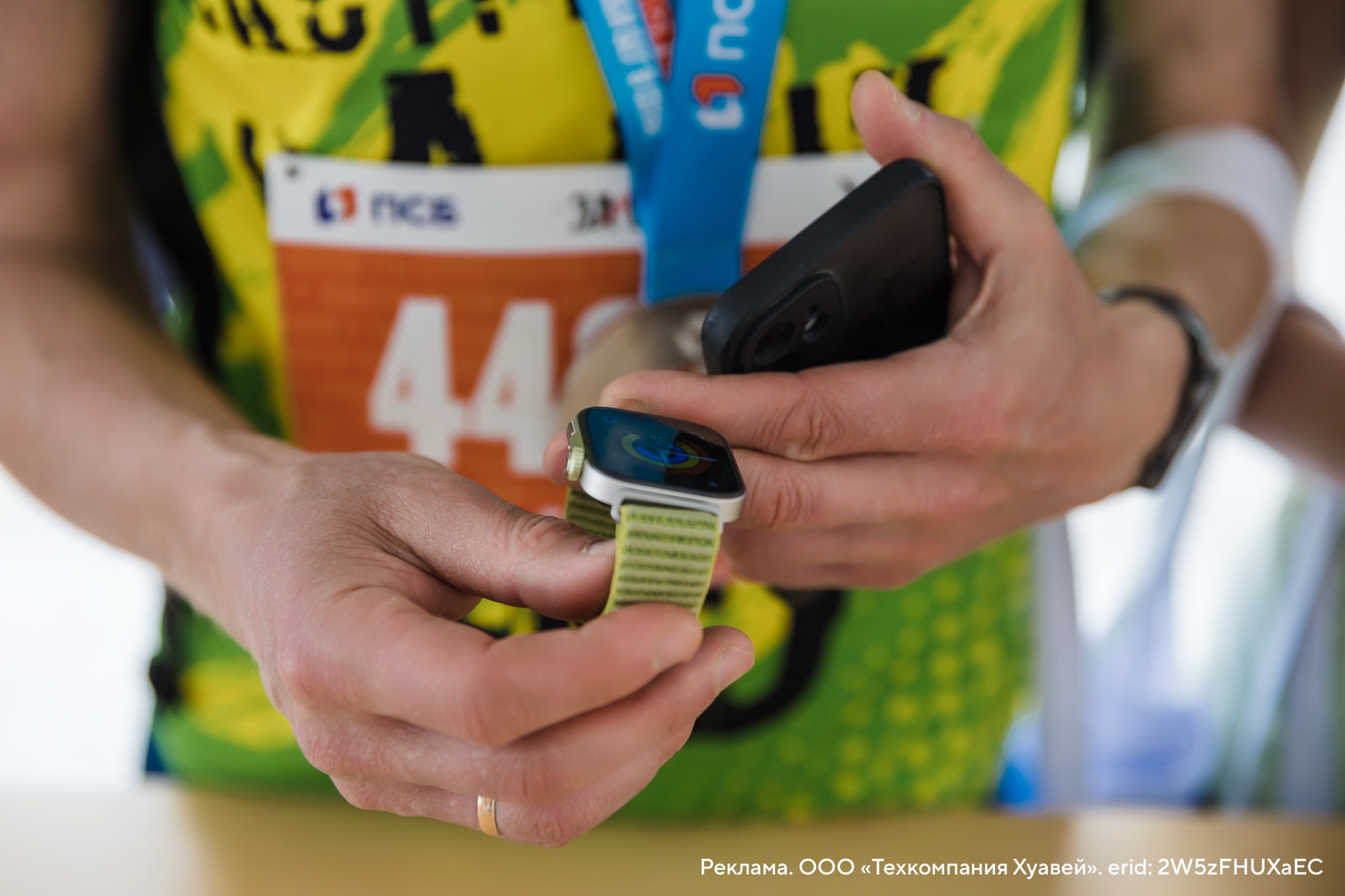 Не дадут засидеться на одном месте Участники «ЗаБег․РФ» испытали HUAWEI WATCH FIT 4 Pro и их новую фишку — «Кольца активности». А уже на этой неделе новые умные часы и эта функция станут доступны всем желающим. «Кольца активности» в HUAWEI WATCH FIT 4 Pro отслеживают движения, тренировки и присылают уведомления, если вы слишком засиделись на одном месте. Можно устанавливать цели, в том числе и по количеству сожженных калорий, а сами часы зачтут любую физическую активность пользователя: от интенсивной тренировки до мытья посуды. Показатели отображаются на экране гаджета, чтобы было удобно следить за прогрессом. HUAWEI WATCH FIT 4 Pro могут стать вашим первым шагом к формированию полезных привычек и заботе о своем здоровье. Предзаказ со скидкой 5000 рублей и подарком в виде наушников FreeBuds SE 3 доступен до 29 мая. А выиграть купон на покупку этих часов всего за 1 рубль можно тут. #партнерский_пост