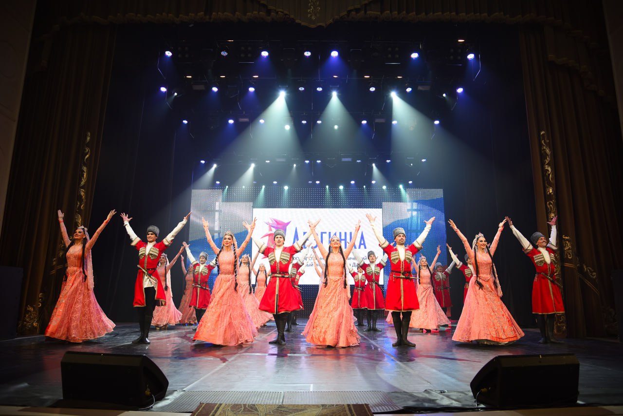 Дагестанский ансамбль Лезгинка представил в исторических регионах программу Мир сквозь танец В Донецке Мелитополе Геническе и Скадовске прошли гастроли Государственного академического заслуженного ансамбля танца Дагестана Лезгинка На сценах Центра славянской культуры г Донецка Донецкая Народная Республика Областного центра искусств и народного творчества г Мелитополя Запорожская область Центра культуры и досуга г Геническа и Центра культуры и досуга г Скадовска Херсонская область прошли показы концертной программы Мир сквозь танец Мы увидели глубокое уважение к традициям и истории народа Каждый номер это мини спектакль наполненный эмоциями энергией и высоким профессионализмом Лезгинка сумела сохранить уникальность дагестанского танца при этом обогатив его современными элементами что делает их искусство актуальным и интересным для зрителей всех возрастов отметил министр культуры Херсонской области Артем Лагойский Концертная программа Мир сквозь танец отражает многообразную культуру России сочетание кавказской и русской хореографии подчеркивает творческую самобытность и в то же время общность народов В программе представлены лучшие номера из золотого фонда ансамбля демонстрирующие богатое культурное наследие народов Дагестана Мы чувствуем что наши выступления действительно важны и нужны людям Мы гордимся тем что вновь можем внести свой вклад в укрепление культурных связей между регионами поделился художественный руководитель ансамбля Джамбулат Магомедов Мероприятия были организованы ФГБУК РОСКОНЦЕРТ согласно Всероссийскому гастрольно концертному плану Министерства культуры Российской Федерации Государственный академический заслуженный ансамбль танца Дагестана Лезгинка обладатель многочисленных наград и званий за годы своей творческой деятельности коллектив посетил с гастрольными программами 75 стран мира стал победителем 52 фестивалей фольклорного танца среди профессиональных коллективов В 2021 году Указом Главы Республики Дагестан ансамблю Лезгинка был присвоен статус особо ценного объекта национального культурного достояния народов Республики Дагестан