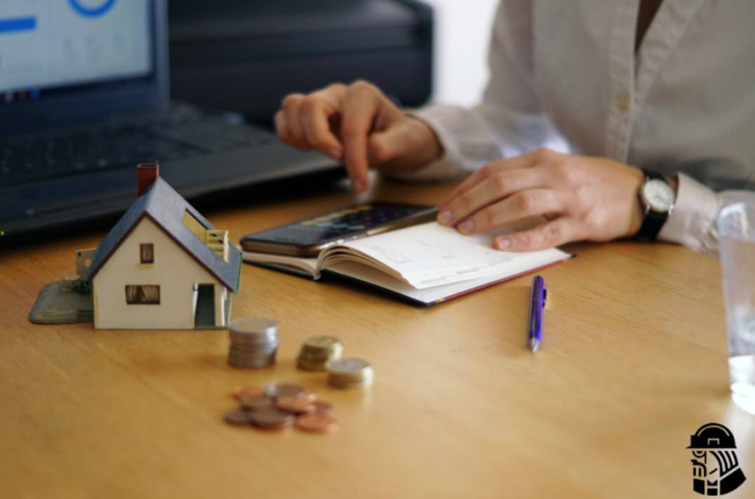 Долги застройщиков в 6 раз превысили прибыль к осени 2025 года Российские строительные компании оказались под максимальной долговой нагрузкой компании направляют рекордные 36 прибыли на обслуживание займов Критическая ситуация сложилась из за обрушения спроса после отмены льготной ипотеки нерентабельности новых проектов при ставках 16 21 и долговой ловушки когда новые кредиты идут на погашение старых Последствия ведут к учащению случаев заморозки строек и банкротств девелоперов ужесточению кредитной политики банков и снижению инвестиционной привлекательности сектора По мнению аналитиков стабилизация возможна не ранее второй половины 2026 года при снижении ключевой ставки до 13 15 kvadratnymaster