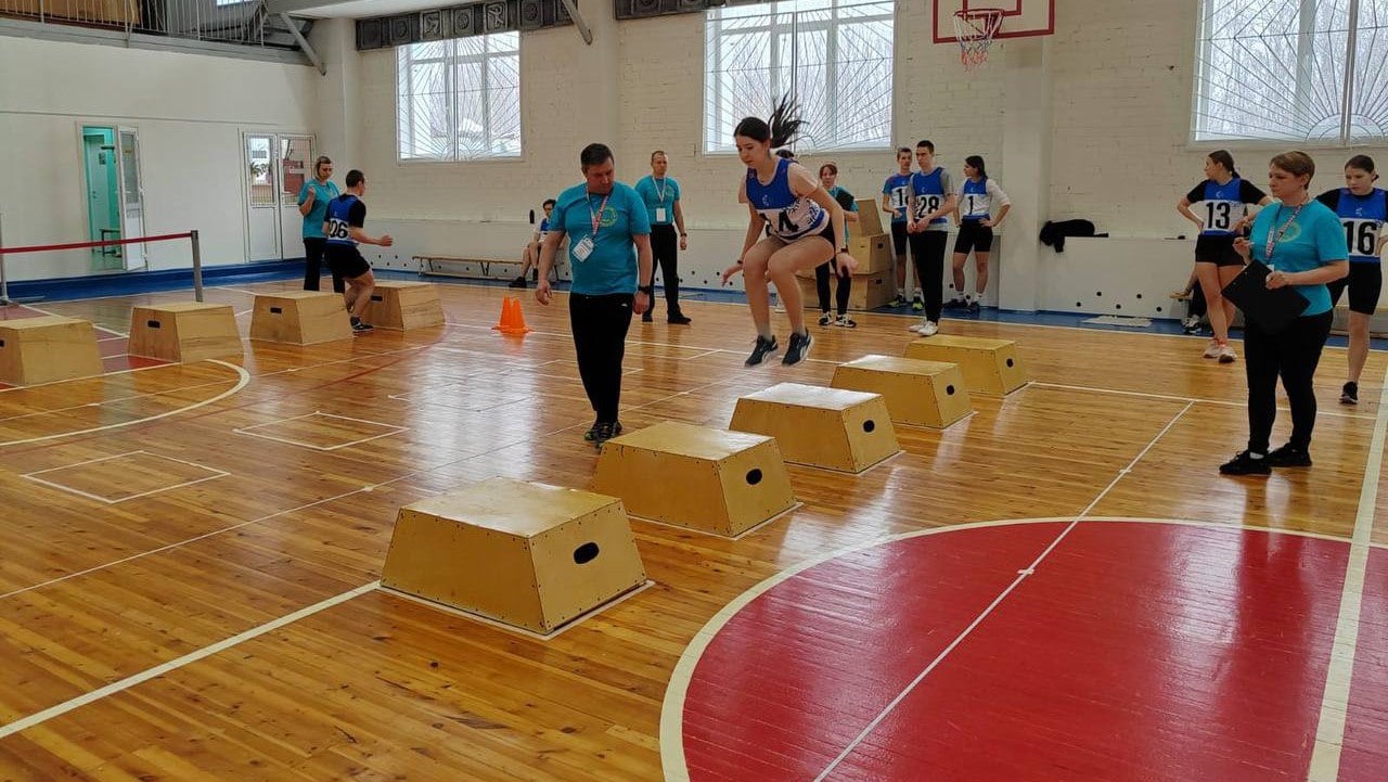 Праздник Севера: школьники Кольского Заполярья показали свое мастерство в национальных видах спорта  Участие в состязаниях приняли 25 человек — две команды из Оленегорска и Ловозерского района. Они опробовали свои силы в тройном национальном прыжке, метании аркана на хорей и прыжках через нарты.  Иван Селютин, Даниил Порохин, Вера Сергеенко и Анна Курасова стали абсолютными чемпионами соревнований. Команда Ловозерского района одержала победу в групповом зачете, команда Оленегорска — на втором месте.  Фото: правительство Мурманской области    Подпишись — Вести Мурман