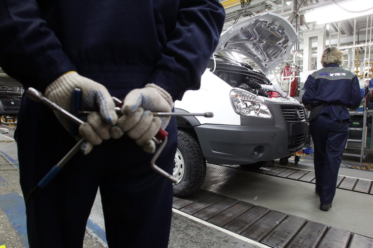 В начале августа Горьковский автозавод перейдет на четырехдневную рабочую неделю из-за критического падения рынка коммерческого транспорта, сообщили «Ъ-Приволжье» в пресс-службе предприятия. В условиях высокой ставки ЦБ и недоступности финансовых инструментов для приобретения автомобилей падение рынка по итогам первого полугодия составило почти 40% в сегменте среднетоннажных грузовиков, 30% в сегменте легких коммерческих автомобилей и 60% в сегменте автобусов. Переход на сокращенную рабочую неделю позволит заводу сохранить рабочие места, адаптироватьcя под рыночную ситуацию и организовать равномерную загрузку производств, уверены на предприятии. С сентября режим работы будет определяться ежемесячно исходя из рыночных факторов. Завод вернется на полную рабочую неделю при улучшении ситуации. Фото: Роман Яровицын, Коммерсантъ Подписывайтесь на «Ъ-Приволжье» Оставляйте «бусты»