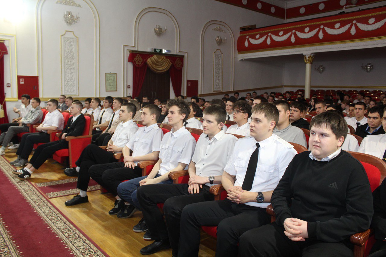 Стартовал первый этап межведомственной комплексной оперативно-профилактической операции "Чистое поколение- 2025"   По этому случаю сотрудники управления молодёжной политики провели встречу в посёлке Парковом. Участниками собрания стали первокурсники Тихорецкого индустриального техникума.   Специалист-эксперт ОКОН МВД России по Тихорецкому району Игорь Голохвастов проинформировал студентов об ответственности за наркопреступления, о способах вовлечения в наркобизнес. Молодёжь узнала, куда можно сообщить о преступлениях. Статистику правонарушений, совершённых студентами, привёл заместитель директора по воспитательной работе Артур Асатрян. Он также напомнил о соблюдении закона 1539-КЗ.   Помимо этого на встрече студенты вспомнили правила дорожного движения, обсудили риски при передвижении на вело-, мототранспорте, правила поведения и меры безопасности на объектах железнодорожной инфраструктуры. Для активных ребят представили внеурочные занятия и кружки, которые можно посещать в техникуме.