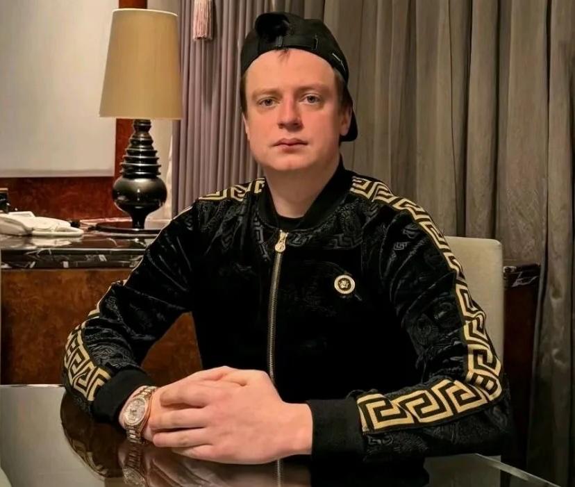 В Беларуси каналы стримера Меллстроя признаны экстремистскими По данным МВД Андрей Бурим причастен к организации хулиганских действий и незаконных массовых мероприятий Он предлагал пользователям выполнять противоправные задания за денежное вознаграждение в рамках своего конкурса Ранее стример продвигал таким образом своё онлайн казино предлагая снимать провокационные видео Одно из них где семья якобы делает татуировку ребёнку вызвало широкий общественный резонанс Новости Дня