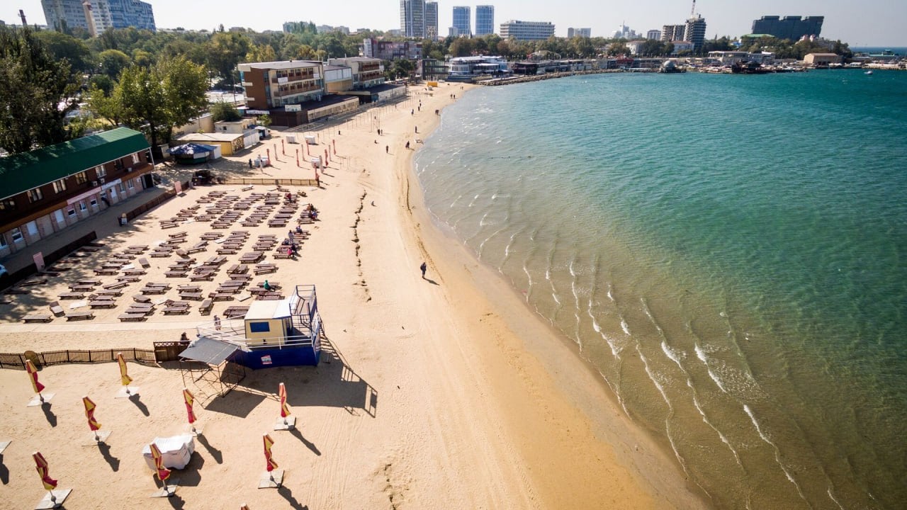 В РСТ заявили о глубине бронирования отелей в Анапе на два месяца вперёд  Показатель достигает 58 дней. Что касается гостиниц, работающих по системе «всё включено», то с начала года на них спрос вырос на треть. Статистика приводится относительно аналогичного периода 2024-го. Как рассказали в Российском союзе туриндустрии, средняя стоимость ночи в бронированиях, совершённых с января, в Анапе составляет 4 650 рублей, что на 6% меньше, чем в прошлом году.  В организации отметили, что в последние недели спрос на отдыха в этом городе вырос на фоне приближения летнего сезона, потепления и появления данных об успешной уборке пляжей после ЧП с танкерами.     Подпишись на «Говорит Москва»