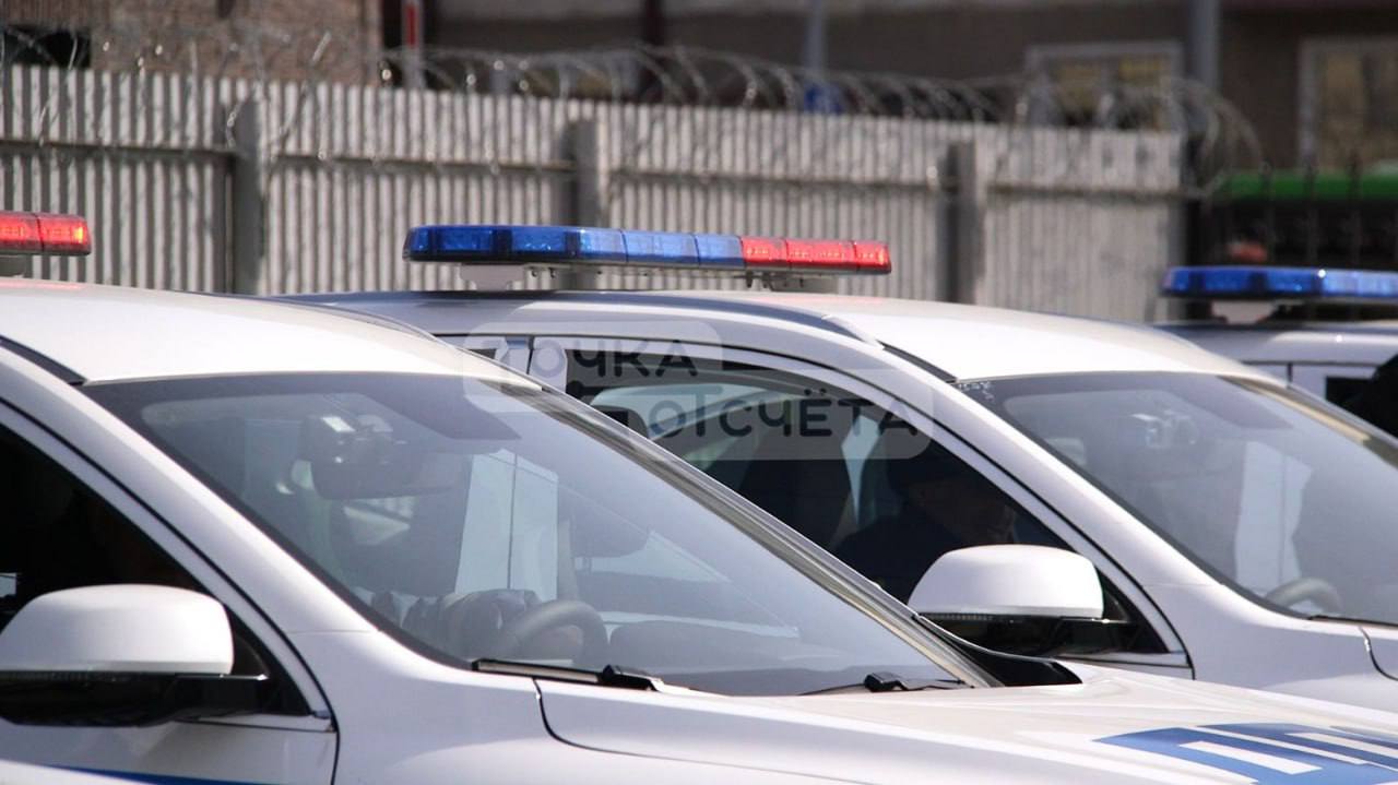 Сахалинец принёс в ГАИ права, купленные за 98 тысяч рублей Житель Поронайска пришёл в ГАИ с купленными правами, чтобы поставить на учёт авто. Мужчина надеялся, что правоохранители не распознают подвоха, но не тут-то было. В пресс-службе Поронайского городского суда сообщили, что аферу пытался провернуть 48-летний горожанин. Он приобрёл у неустановленного лица водительское удостоверение за 98 тысяч рублей, но обман быстро раскрыли. Сахалинец попал в суд. Ему назначили ограничение свободы сроком на 8 месяцев.