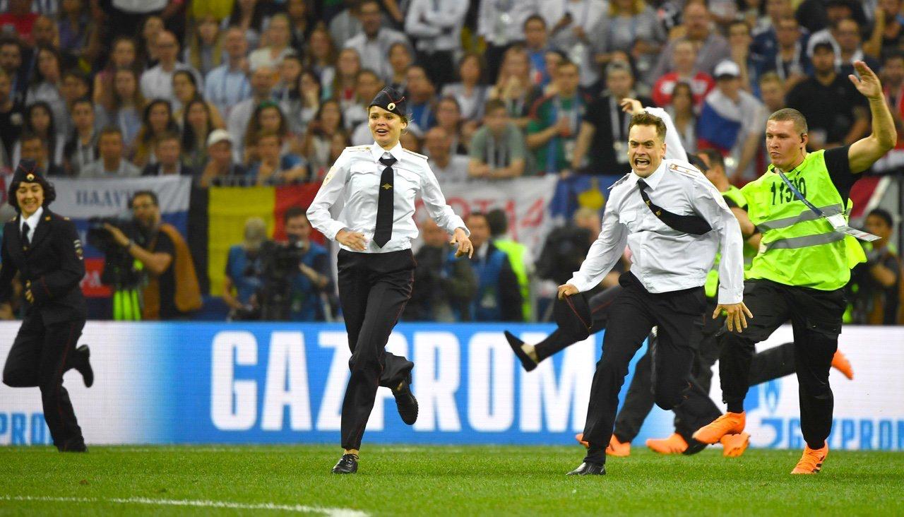 Генпрокуратура требует признать Pussy Riot экстремистской организацией В середине декабря Тверской суд Москвы рассмотрит иск генпрокурора Александра Гуцана о признании экстремистской организацией Pussy Riot сообщает Интерфакс со ссылкой на Минюст На фото одна из акций Pussy Riot Милиционер вступает в игру