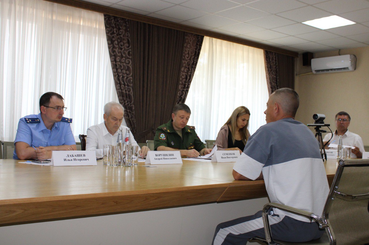 Вместе с районным прокурором Ильей Лабашевым провели прием участников СВО и членов их семей. В приеме граждан также приняли участие заместитель прокурора Никита Уманский, военный комиссар района Иван Семенков, руководители УСЗН и клиентской службы ОСФР по Краснодарскому краю в Курганинском районе Андрей Поздняков и Марина Быльская, Елена Крокушкина, социальный координатор государственного фонда «Защитники Отечества» в Курганинском районе. Рассмотрены обращения жителей городского и сельских поселений. В их числе – вдовы погибших в ходе специальной военной операции, лично участники СВО, их родные и близкие. Темы вопросов касались прохождения лечения и возможности оздоровления, получения помощи в исправлении допущенные в документах ошибок, оказания гуманитарной и благотворительной помощи для детей и взрослых, разъяснений по поводу получения удостоверения участника боевых действий и пенсии по случаю потери кормильца. Всем обратившимся были даны исчерпывающие ответы и рекомендации, оказана помощь в составлении обращений в военную прокуратуру, в воинские части, другие структуры. Предложил помочь детям одного из погибших воинов в рамках благотворительной акции «Собери ребенка в школу». Уверен, что взаимодействие органов исполнительной власти с фондом защитников Отечества, с надзорными структурами поможет участникам СВО вернуться к повседневной жизни, стать активными членами общества, найти работу, быть востребованными специалистами. Решение этих и других актуальных вопросов - задача, поставленная Губернатором Кубани Вениамином Ивановичем Кондратьевым.