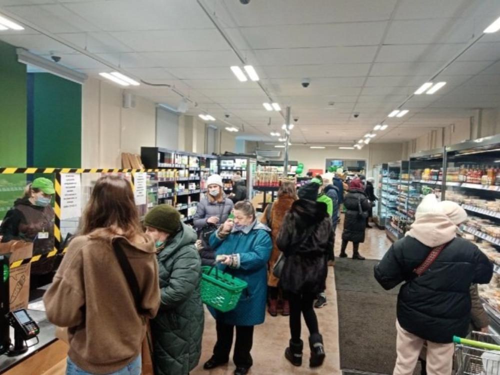 Врачи трое суток боролись за жизнь детей поевших пельменей из ВкусВилла Двое мальчиков 10 и 15 лет попали на больничную койку после того как вкусили пельмешей производства ООО Гурман По данным телеграм канала SHOT Проверка школьники оказались в больнице 12 февраля Накануне они ели пельмени с говядиной из ВкусВилла производство ООО Гурман Через несколько часов детей поднялась температура до 40 градусов началась лихорадка Стабилизировать состояние ребят удалось лишь на третьи сутки Диагноз по результатам анализов сальмонеллёз Мальчики по прежнему под наблюдением в больнице Как подчёркивают в издании ВкусВилл связался с родителями пострадавших и запросил документы с расходами на лечение чтобы возместить затраты в полном объёме Компания также начала проверку Согласно сведениям которые редакции предоставили эксперты системы проверки контрагентов Seldon Basis ООО Гурман зарегистрировано в деревне Новомайково Московской области Директор Виталий Жоров За 2024 год компания задекларировала прибыль в 1 48 млн рублей при выручке 765 47 млн рублей На балансе 382 7 млн рублей Ранее Роспотребнадзор во время проверки ооошки выявил нарушения требований технического регламента ст 10 п1 3 пп8 пп10 ТР ТС 0212011 О безопасности пищевой продукции выразившиеся в несоблюдении требований предъявляемые к условиям изготовления пищевой продукции в целях исключения ее загрязнения не представлены результаты контроля эффективности санитарной обработки путем бактериологического исследования смывов с технологического оборудования инвентаря производственной тары санитарной одежды персонала и рук рабочих