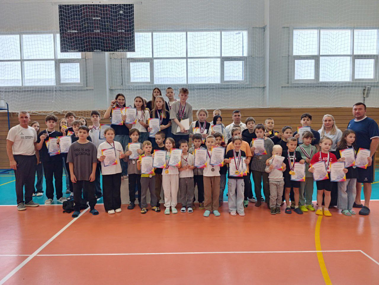 Юные нурлатские пловцы посвятили победы Дню народного единства В Нурлате во Дворце спорта Тулпар состоялось большое спортивное событие Первенство муниципального района по плаванию Соревнования были посвящены Дню народного единства и Году защитника Отечества в РФ Праздник спорта и мужества объединил более 80 юных пловцов в возрасте от 6 до 16 лет Для каждого участника эти старты стали важным событием дающим бесценный опыт концентрацию в нужный момент контроль над эмоциями и возможность показать свой лучший результат Организаторы и жители района желают всем спортсменам не останавливаться на достигнутом ставить новые цели и продолжать покорять спортивные вершины