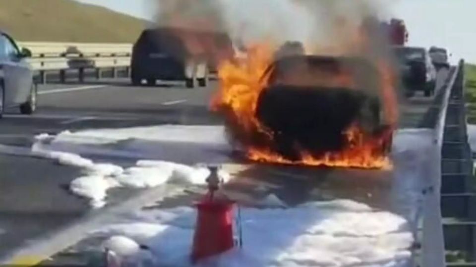 Предотвратили взрыв на трассе Таврида сгорел автомобиль СИМФЕРОПОЛЬ 23 окт РИА Новости Крым На трассе Таврида сгорел автомобиль пожарным удалось не допустить взрыва Об этом сообщили в МЧС республики Инцидент произошел в четверг утром вблизи села Севастьяновка Бахчисарайского района загорелся легковой автомобиль Daewoo Nexia На место происшествия выехали сотрудники пожарной части пгт Научный Пожарной охраны Республики Крым Огнеборцы оперативно ликвидировали возгорание не допустив взрыва автомобиля При происшествии никто не пострадал причину установят эксперты говорится в сообщении Подробнее