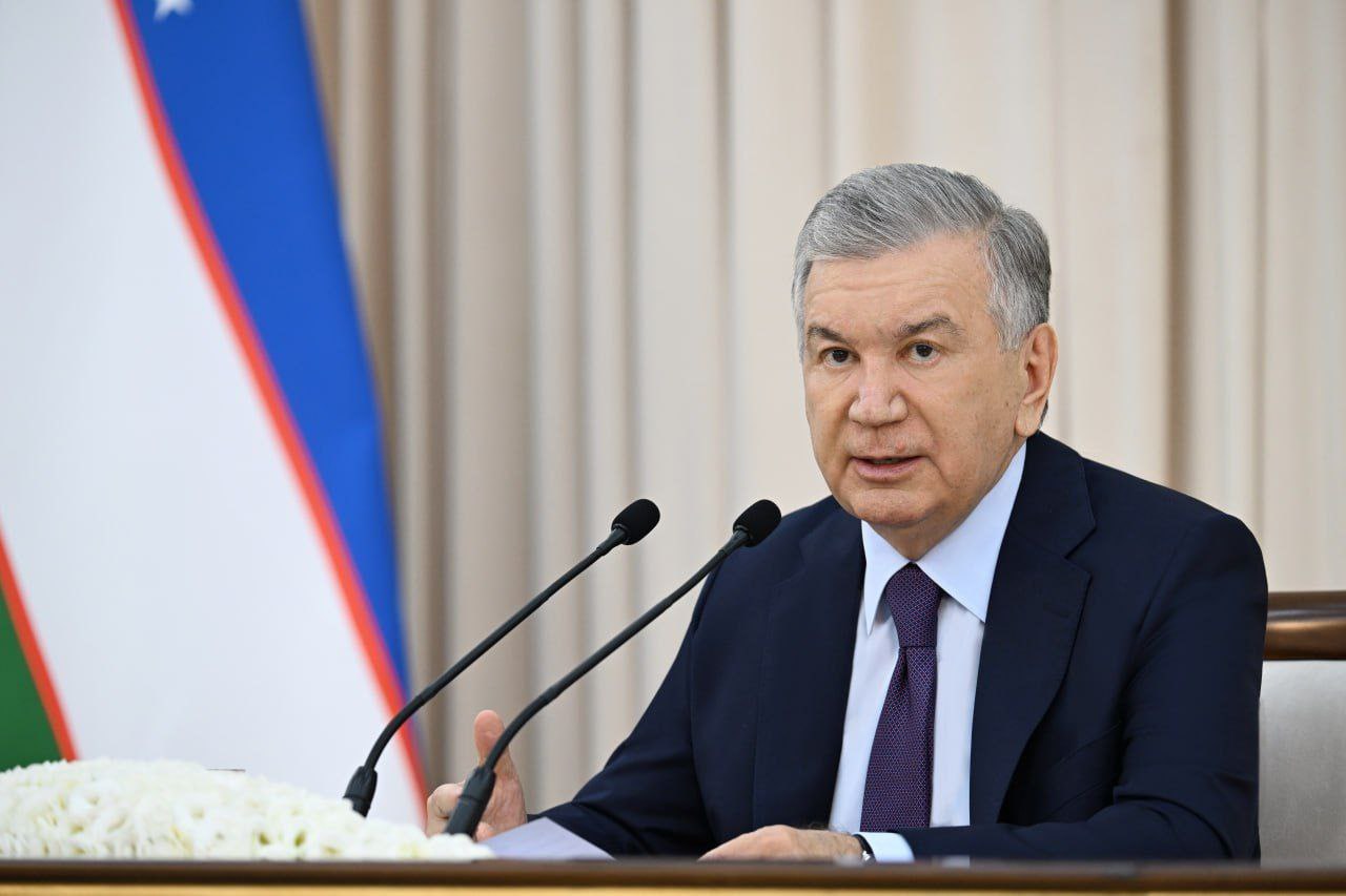 Президент огласил меры развития Намангана ответственным лицам поручили до конца года организовать торговые дома площадью не менее 1 тыс квадратных метров в Варшаве и Лондоне в течение двух лет планируется запустить 25 крупных проектов общей стоимостью 1 млрд долларов Сегодня треть промышленности и половина экспорта области приходятся на текстильную отрасль Намаганские предприниматели являются лидерами республики по работе с брендами Для расширения инвестиций и сотрудничества с международными брендами в области в течение месяца откроется отдельный проектный офис Количество текстильных предприятий с международной сертификацией будет доведено до 50 Шавкат Мирзиеев