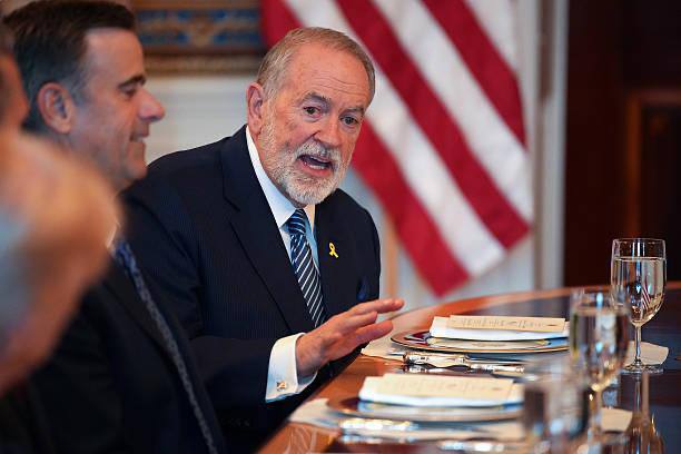 Посол США в Израиле Майк Хакаби заявил журналисту Такеру Карлсону что еврейское государство якобы имеет библейское право на почти весь Ближний Восток Журналист напомнил Хакаби о 15 й главе Бытия где Бог обещает Аврааму землю от Нила до Евфрата включая Израиль Иорданию Сирию Ливан и части Саудовской Аравии и Ирака Было бы хорошо если бы они Израиль ред забрали всё весь Ближний Восток ред сказал посол