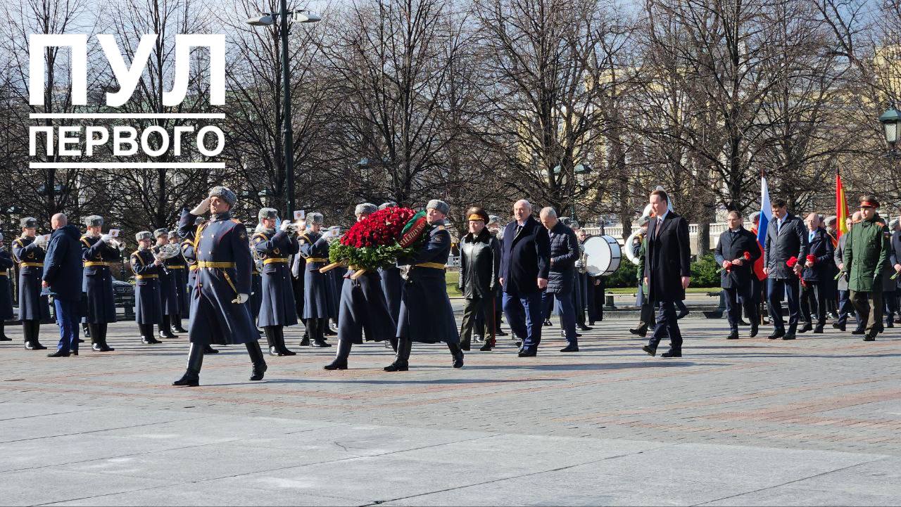 Лукашенко в Москве возложил венок к Могиле Неизвестного Солдата  Важно отметить, что в нынешнем году отмечается 80-летие Победы в Великой Отечественной войне. Александр Лукашенко накануне подтвердил свое планируемое присутствие на Параде Победы в Москве 9 мая. Согласно имеющимся договоренностям, в параде примет участие расчет Вооруженных Сил Беларуси.   "Вам, россиянам, спасибо за то, что вы идете в авангарде этого процесса. Без вас трудно было бы отстоять ту Великую Победу, которой мы сегодня гордимся. Для нас, белорусов, большая честь принять участие в юбилейном Параде Победы на Красной площади в Москве 9 мая 2025 года", - подчеркнул глава государства.  #Президент