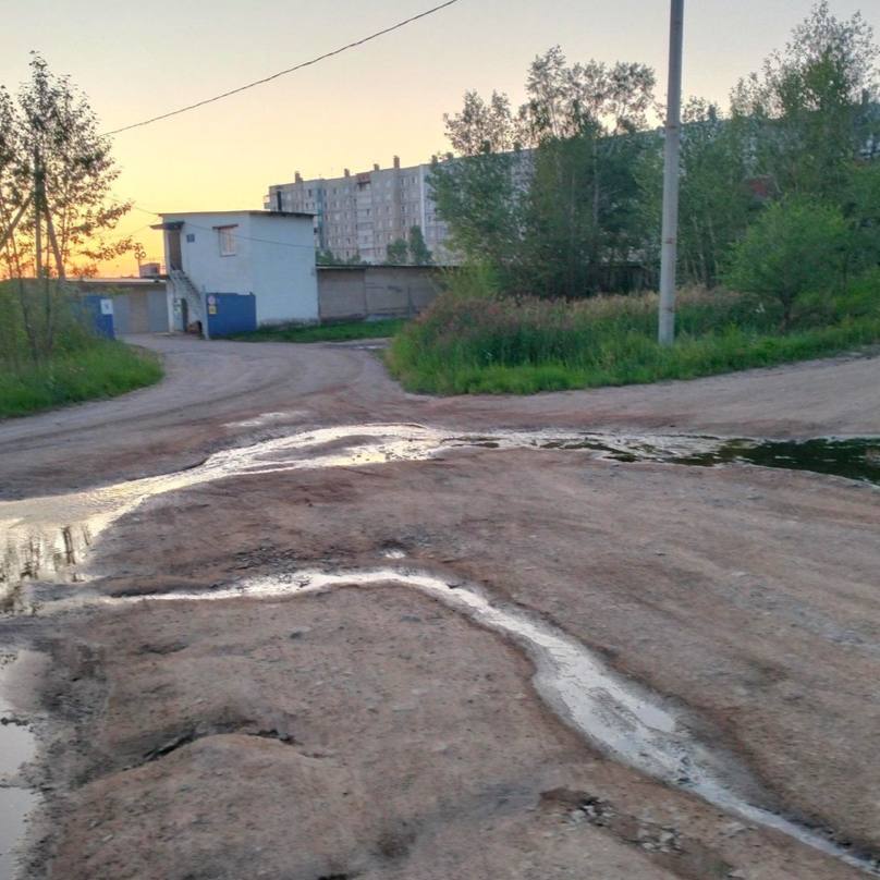 «Здесь так красиво, я перестаю дышать». Канализация разлилась в 9-м мкр поселка КСК. Подписчики сообщили, что вонючие потоки бегут в сторону ручья Ивановского, впадающего в озеро Кенон: Вода скапливается там, где в котловане стоят сваи, а оттуда ручейки бегут мимо гаражей и попадают в ливневый коллектор возле дороги на улице Назара Широких. В советское время коллектор предназначался для сброса дождевых вод в речку Ивановку, и сейчас он продолжает выполнять эту функцию. Соответственно, сточные воды имеют все шансы оказаться в Кеноне, если еще не оказались. Запах стоит ужасный, уже неделю этим дышим. В пресс-службе «Водоканала» рассказали, что все вылилось на поверхность из-за людей, которые смывают в канализацию все, что только могут: разный мусор, в том числе влажные салфетки. В трубах образовалась пробка, которую рабочие доставали два дня.