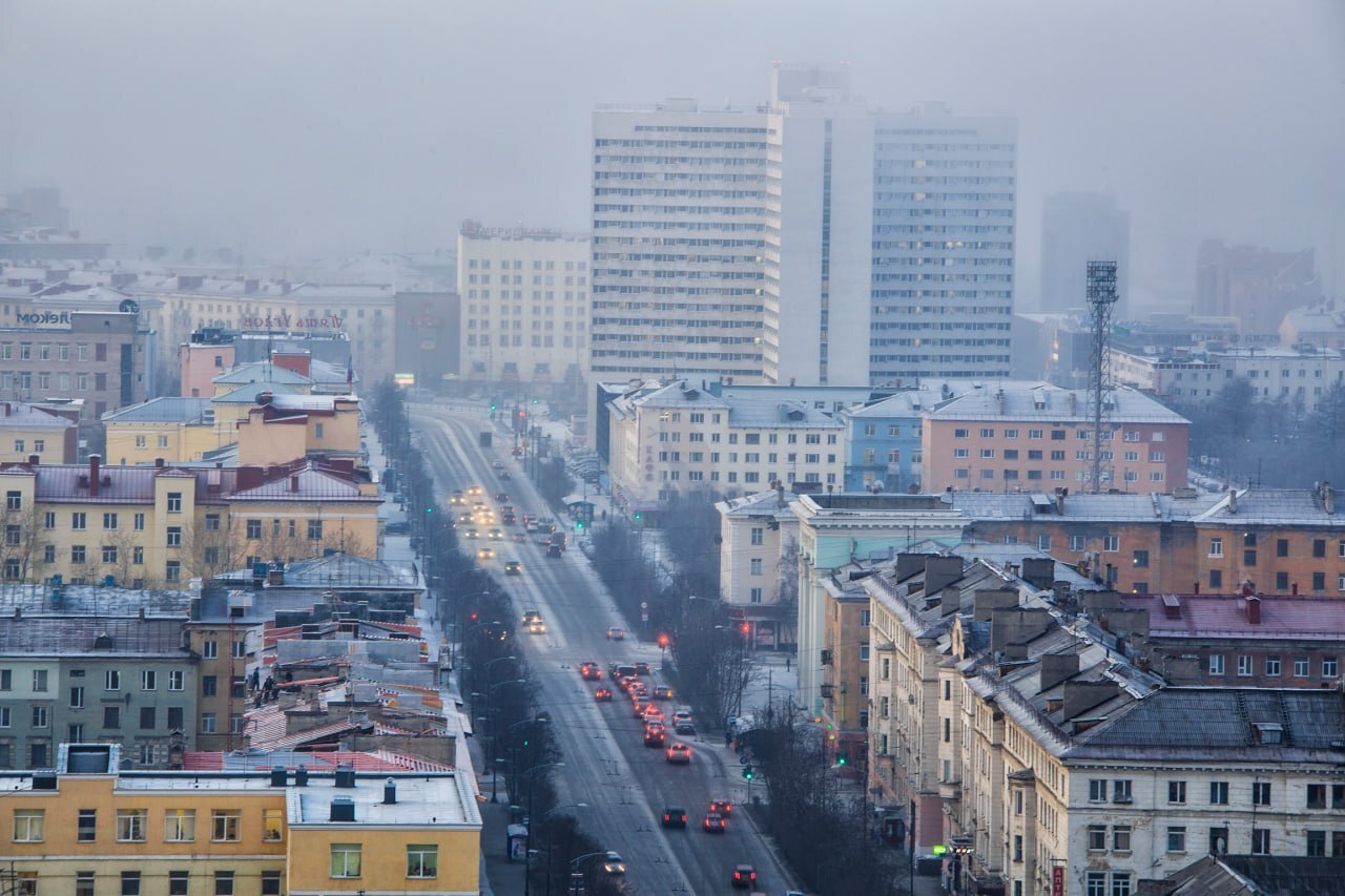 Мурманская область в этом году хочет в 2 раза перевыполнить план Минстроя по вводу жилья В Мурманской области в этом году планируют ввести 114 500 кв м жилья что в два раза больше установленного планом Минстроя РФ 54 000 кв м Многоквартирные дома от общего показателя в этом году займут 47 500 кв м а еще 67 000 кв м это прогнозный сценарий ввода индивидуального жилищного строительства гражданами В 2026 г ожидается ввод жилого многоквартирного дома на ул Зеленой в Мурманске трех домов на ул Кирпичной в Мурманске дома на ул Ленинградской в Заполярном ЖК Русский Север на ул Шевченко в Мурманске ЖК Северное сияние на пр Молодежный в Мурманске Сейчас в регионе строится 20 жилых многоквартирных домов в которых порядка 4000 квартир или 80 предназначены для продажи населению Спрос на квартиры в новостройках оценивается властями Мурманской области как повышенный Сами застройщики видят рост спроса в ипотечных программах Однако вместе с повышенным спросом перед девелоперами стоит ряд вызовов связанных со сложностями работы в Арктике считают эксперты Подробнее в материале на нашем сайте Правительство Мурманской области Telegram Max