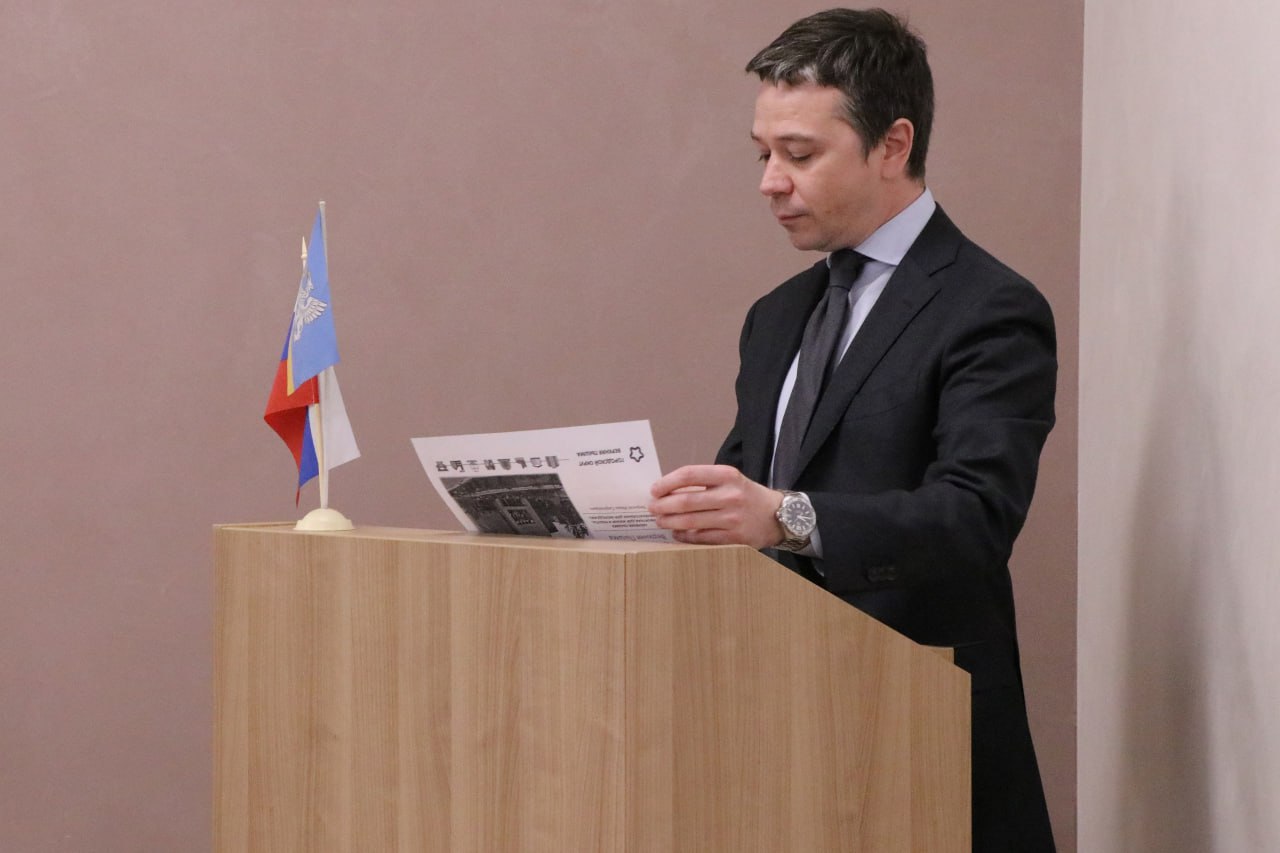 Новым мэром Верхней Пышмы стал Иван Зернов, сообщил в своем телеграм-канале депутат заксобрания Свердловской области Алексей Свалов. До своего избрания Иван Зернов был спикером думы Верхней Пышмы. В 2018-2019 годах работал советником директора на предприятии «Уралэлектромедь». Предыдущий мэр Иван Соломин ушел в отставку в марте. Официальная причина — «по собственному желанию». Соломин перейдет на работу в структуры УГМК, уточнял источник 66.RU. Фото: группа Администрации городского округа Верхняя Пышма «ВКонтакте» Новости из Екатеринбурга