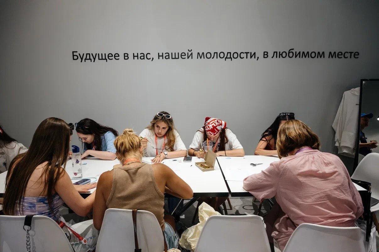 Студенты СПбГУПТД возвращаются с Фестиваля молодого искусства «Таврида.АРТ»   Мероприятие собрало 100 000 участников со всей страны. В их числе — делегация Университета ПромТехДизайн. Студенты представили вуз на масштабном арт-шествии и впервые приняли участие в арт-экспо выставке. На стенде был представлен мерч университета, созданный студентами.   Участие в фестивале стало для них возможностью получить новые знания, профессиональный опыт, а также пообщаться с известными художниками, кураторами и деятелями культуры. Сотрудничество с арт-кластером «Таврида» для студентов — важный шаг в профессиональном и творческом развитии.