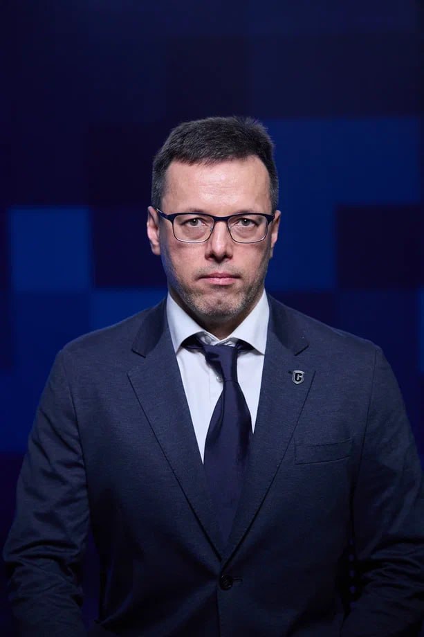 Исполняющим обязанности ректора Сахалинского государственного университета назначен Алексей Огнев Это опытный управленец и учёный занимавший до этого пост проректора вуза При его участии создан центр для одарённых детей СахалинТех Алаид запущена программа 500 школьников укреплена научно техническая база вуза Рассчитываю что наш университет продолжит поступательное движение вперёд и с каждым годом все больше юных островитян будут выбирать его для своей дальнейшей учебы