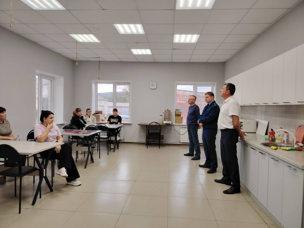 Прокуратура Балтайского района организовала проверку по вопросу нарушении трудовых прав граждан в ООО БШФ Элит Заместителем прокурора района Владимиром Кауновым незамедлительно осуществлен выезд на предприятие где проведена встреча с трудовым коллективом В ходе встречи работникам разъяснены положения трудового законодательства и выяснены волнующие их вопросы ℹ В связи с возможными нарушениями законодательства директору организации объявлено предостережение Вопрос соблюдения трудовых прав граждан стоит на контроле прокуратуры района