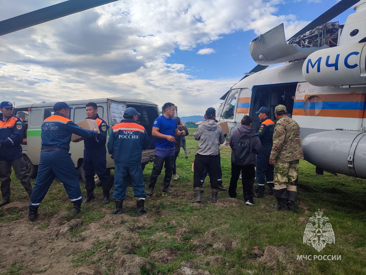 Более 1800 обращений поступило от пострадавших в результате паводка в Якутии Активный подсчет ущерба имуществу продолжается в пострадавших от паводка районах. Всего поступило 1883 обращения, из которых 1350 касаются единовременной помощи, 532 — компенсации за утраченное имущество и одно — за вред здоровью. Подробнее читайте по ссылке Фото: пресс-служба МЧС России по Якутии