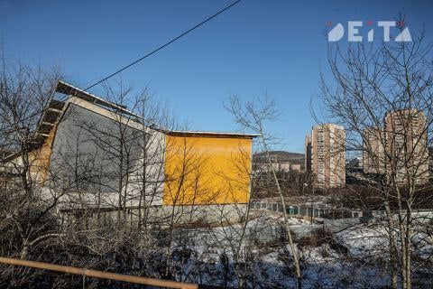 Дети в опасности: охрана за полмиллиона потерялась во Владивостоке  Фотографии подростков, гуляющих по крыше недостроенного физкультурно-оздоровительного комплекса в Снеговой Пади, стали главным событием прошедших выходных.   В воскресенье 9 февраля, жители Снеговой Пади заметили группу детей на крыше полуразрушенного объекта и вызвали полицию. На место прибыли сотрудники по делам несовершеннолетних и зафиксировали опасную ситуацию: несколько подростков внутри недостроя и отсутствие охраны.  Кто должен ответить за свободный проход? Это уже не первый случай, когда в недостроенный ФОК пробираются дети. Плюс никто не исключает трагедий,  только за последние пару лет несколько заброшек города стали местом последнего вздоха многих подростков.  Сейчас ситуация накалилась до предела, ежедневно объект должны охранять минимум два человека. И на такую охрану тратятся миллионы рублей. Кто-нибудь из проверяющих подумает об эффективности использования бюджетных средств: деньги выделяются, а безопасности нет.   Источник