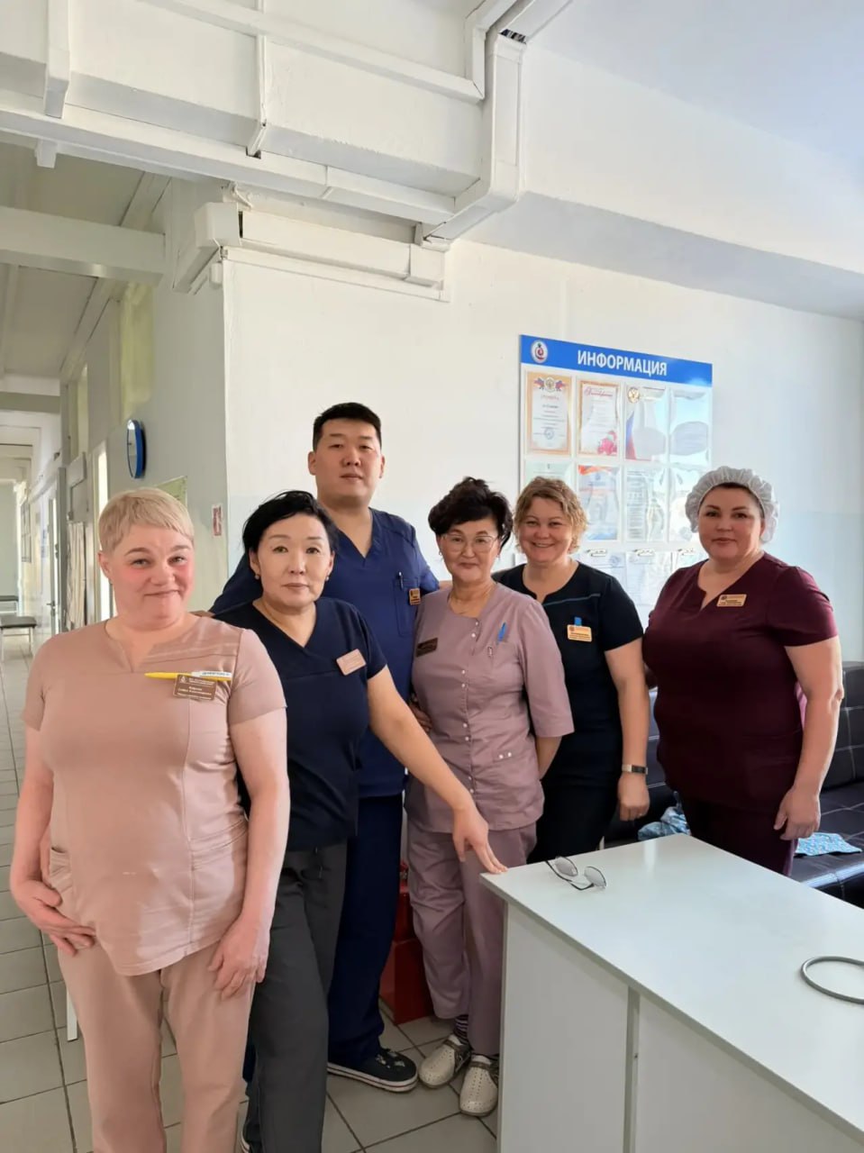 В Улан Удэ женщине удалили миому размером с голову и сохранили ей шанс стать мамой 32 летняя жительница города несколько лет жила с опухолью которая выросла до размеров головы взрослого человека настолько большой что она не помещалась в экран УЗИ С 2016 года миома только увеличивалась К 2023 му врачи в платных клиниках Иркутской области отказались её оперировать гемоглобин низкий риски высокие значит проще удалить матку Для женщины 32 лет это звучит как приговор Но в Улан Удэ нашёлся врач который не пошёл по пути отрубить и забыть 25 декабря хирург Евгений Ильюнов в Республиканском перинатальном центре провёл сложнейшую операцию он убрал гигантскую миому и буквально собрал матку по частям сохранив её Это значит одно женщина сможет родить ещё раз Когда медицина работает не по принципу как проще а как лучше для человека вот тогда и происходят такие истории И да иногда шанс на новую жизнь начинается с того что кто то просто не сдался Источник Минздрав Бурятии Канал Макс Выиграй 5000 рублей