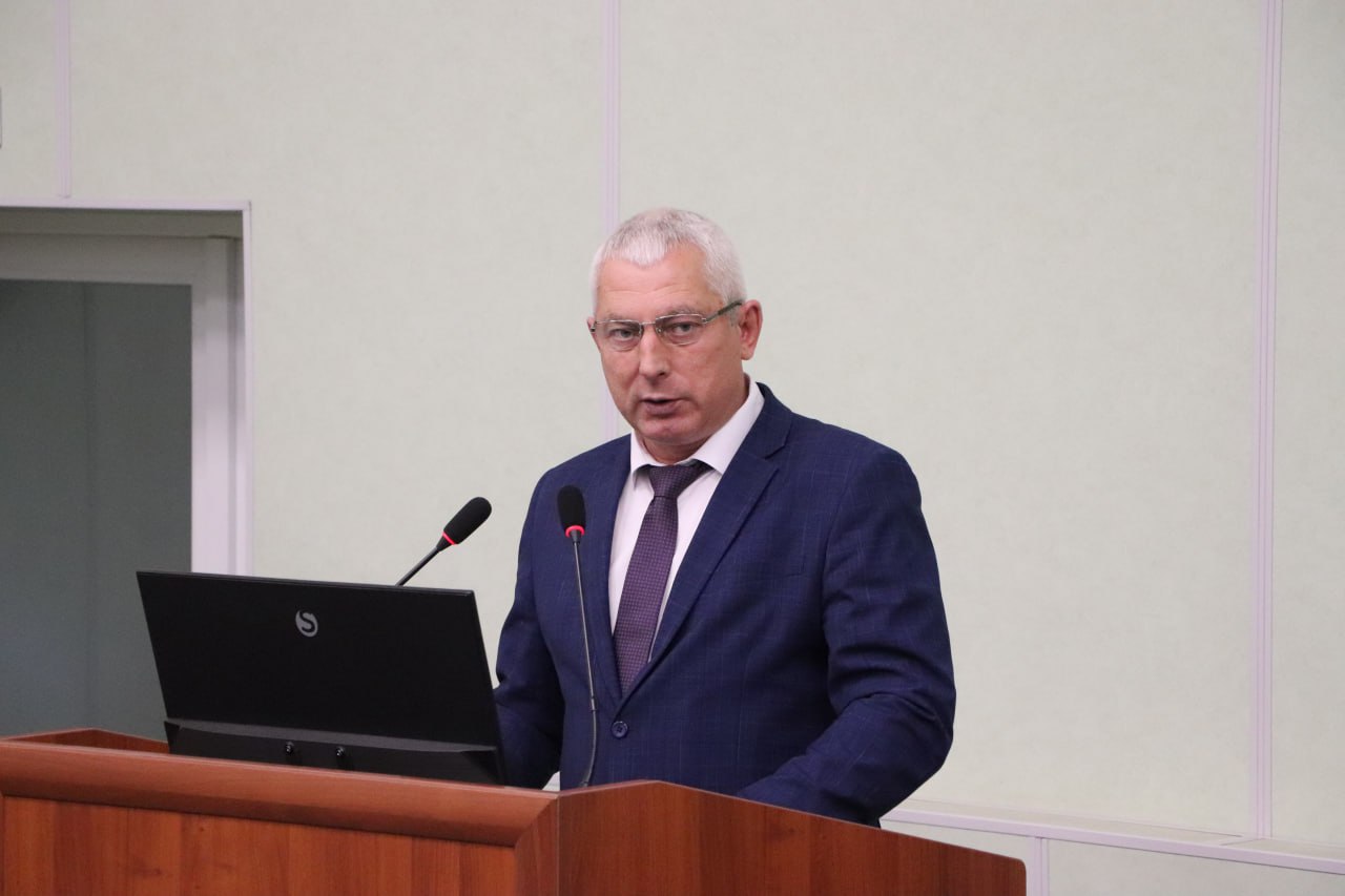 Главой Бутурлиновского района стал Александр Головков Его кандидатуру выдвинутую по результатам конкурса Совет народных депутатов поддержал единогласно Срок полномочий Александра Головкова составит пять лет К обязанностям глава официально приступил в день избрания 6 ноября Александр Головков с 2003 года работал в администрации Козловского сельского поселения на различных должностях В 2018 году стал главой администрации Бутурлиновского городского поселения Исполнял обязанности главы Бутурлиновского района с сентября 2025 года Подписывайтесь на канал РИА Воронеж в Max