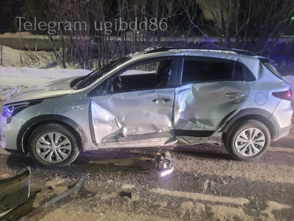 В Нижневартовске 18 летняя автоледи врезалась в Скорую помощь Авария произошла когда водитель Kia за рулём которой была 18 летняя девушка с месячным стажем поворачивала налево и не пропустила спецмашину В результате столкновения пострадали сама автоледи и её ровесница пассажирка обе получили травмы Обстоятельства ДТП уточняются Будь в курсе Нижневартовска typical nv86