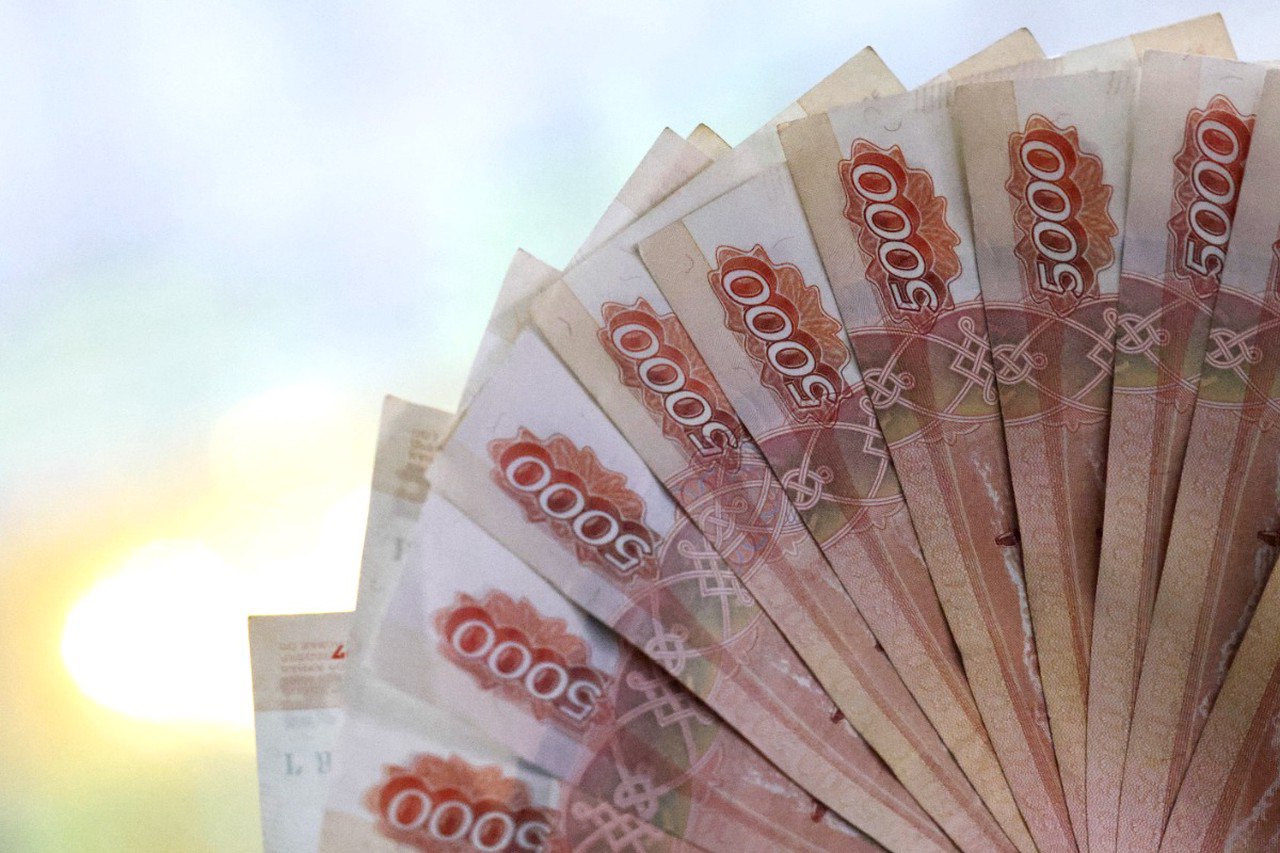 Зарплаты россиян вырастут в 2025 году В результате охлаждения экономики номинальный рост составит в среднем 12%, заявил глава АКРА Владимир Гусаков. «Темпы роста в среднем за год будут, по нашим ожиданиям, примерно в полтора раза ниже, чем в прошлом году, и составят порядка 12%. Это следствие общего охлаждения экономики», – сказал он в беседе с РИА «Новости». При этом рынок труда в стране остается дефицитным, это и является одним из главных ограничителей экономического роста в РФ на сегодняшний день. По данным Росстата, средняя за месяц зарплата в России в декабре 2024-го составила 128,7 тысячи рублей номинальный рост за год – 21,9% , при этом среднемесячная в течение всего года держалась на отметке около 89 тысяч рублей – это только на 19% выше показателя 2023 года. Подпишитесь на «Абзац» Добавьте «Абзац» в ленту «Дзена»