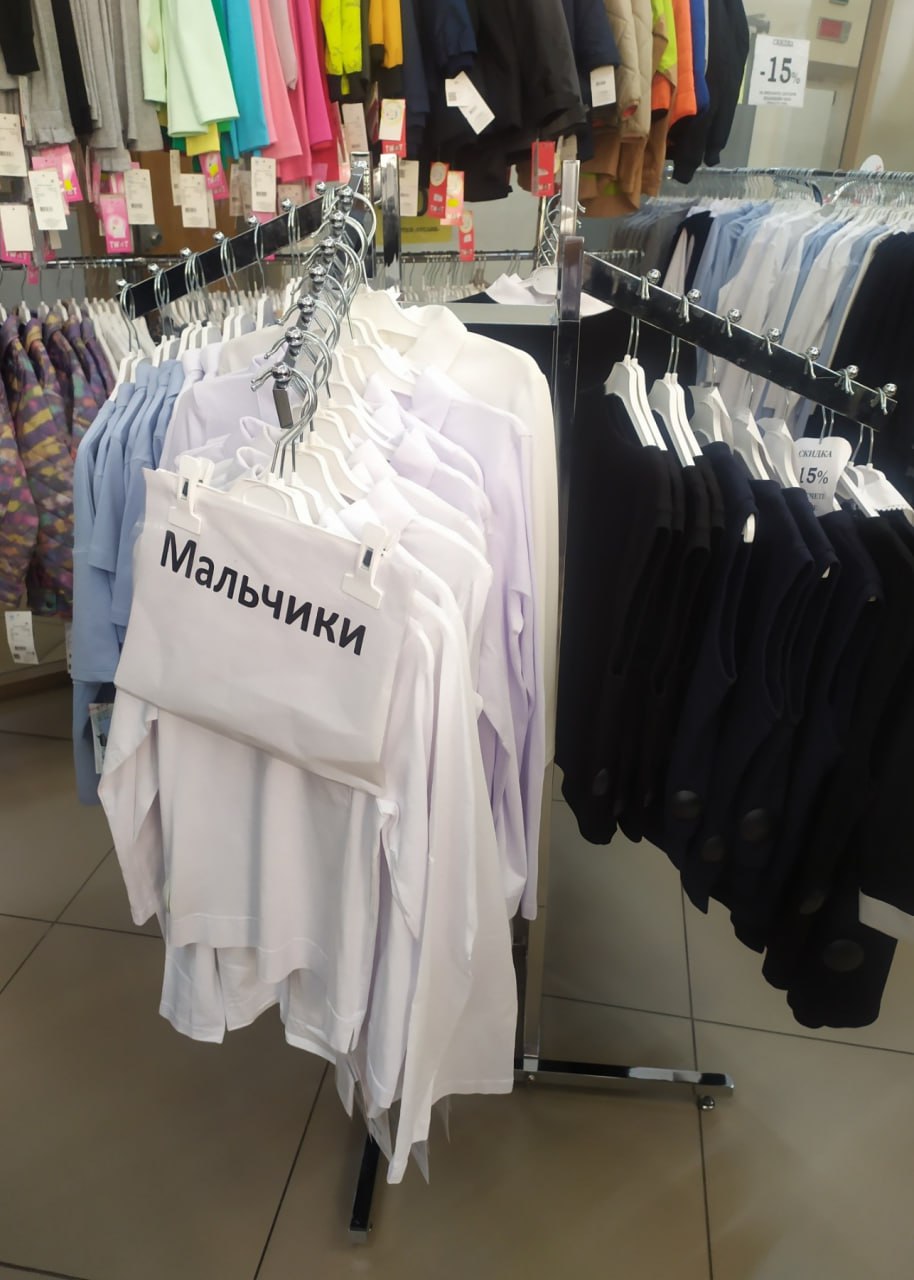В преддверии нового учебного года в Брестской области проверено 16 торговых объектов реализующих товары школьного ассортимента Проверки показали что на потребительском рынке области представлен широкий ассортимент товаров для школьников Наряду с торговыми объектами организована выездная торговля работают школьные базары и ярмарки Вместе с тем Комитетом госконтроля Брестской области совместно c Госстандартом и МАРТ установлены нарушения и недостатки в 3 магазинах выявлены факты реализации некачественных и небезопасных товаров для детей дошкольного и школьного возраста в 11 торговых объектах отсутствовали документы об оценке соответствия маркировка товаров не соответствовала установленным требованиям