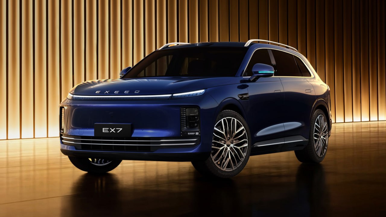 Обновлённый кроссовер Exeed Exlantix ET официально представят в Китае в первом квартале этого года под названием Exeed EX7 Сообщается что Exeed EX7 станет первым серийным автомобилем с электромеханической тормозной системой Замедление автомобиля будет происходить при помощи электроники а не гидравлики Точные габариты EX7 составляют 4988 х 1975 х 1710 мм Его представят как в последовательном гибридном так и электрическом вариантах exeed chinamashina news