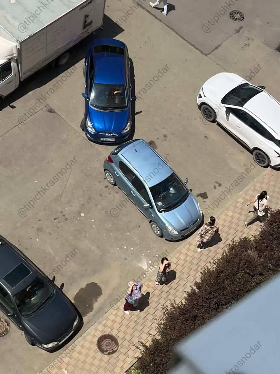 Где-то идут дожди, где-то град, а в Краснодаре с неба падают куски бетона На этот раз пострадал только автомобиль.