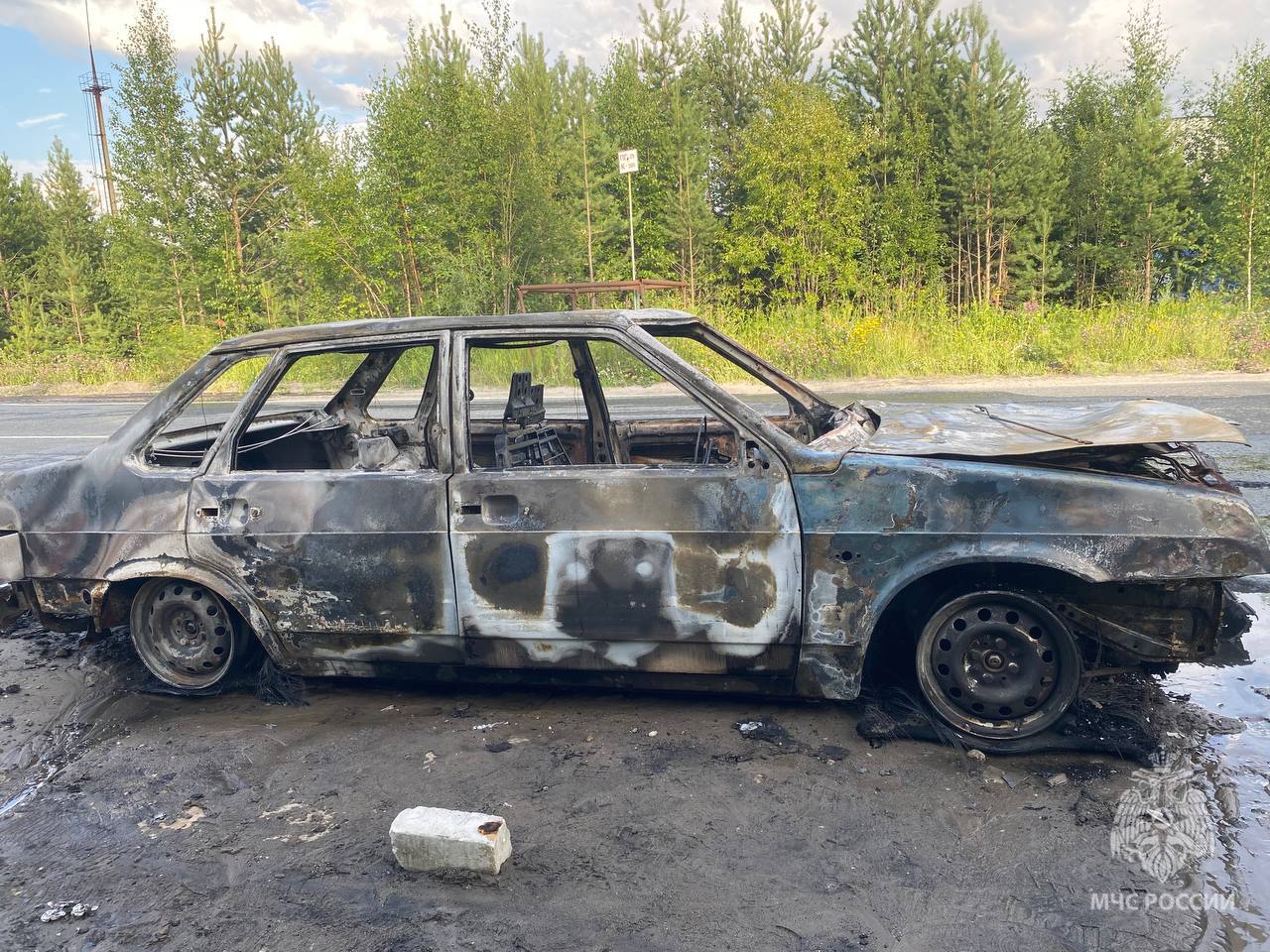 В Ноябрьске сгорел автомобиль   В 17 часов 17 минут в пожарно-спасательную часть г. Ноябрьска от очевидца поступило сообщение о возгорании автомобиля в районе гостиницы «Ямал».  Через несколько минут пожарные были на месте вызова. На момент прибытия наблюдалось горение автомобиля по всей площади, что говорит о позднем сообщении. Людей внутри не было.  В 17 часов 30 минут пожар был полностью потушен. Огнем поврежден автомобиль на площади 4 квадратных метра.   Одна из возможных причин пожара - аварийный режим электрооборудования.    МЧС Ямало-Ненецкого АО