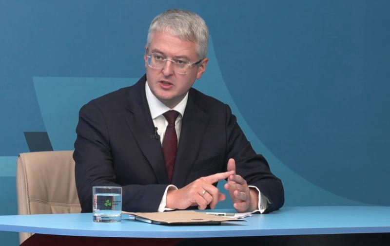 Владимир Солодов взял на контроль восстановление детской площадки в Ленинском районе столицы Камчатки Жители камчатки обсуждают снос детских площадок одна из которых исчезла с улицы Пономарева в Петропавловске Камчатском Губернатор в ходе прямой линии признал проблему и пообещал восстановить игровую зону призвав жителей активно участвовать в выборе нового места и дизайна Я тоже возмущен не понимаю логики Детская площадка в свое время была поставлена на инженерных коммуникациях Ну поставили и поставили никому она не мешала в городе есть проблемы более значимые чем эта заявил Солодов комментируя ситуацию Губернатор пояснил что демонтаж стал вынужденной мерой Вмешались контрольные органы обозначили проблему и вынудили город ее демонтировать отметил он Солодов поставил задачу восстановить игровую зону Перед администрацией города жестко поставлена эта задача Весной 2026 года как только позволят климатические условия площадка начнет строиться чтобы летом дети уже смогли на ней играть пообещал глава региона Жителям микрорайона предложили стать участниками процесса Губернатор призвал активных граждан подсказать оптимальное место для новой площадки и согласовать проект архитектурных форм Мы в MAX