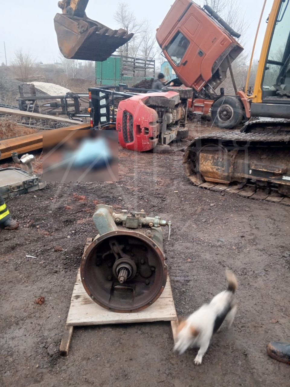 1743 ru Новости Оренбурга СМИ В Оренбурге погрузчик упал на мужчину и придавил его на смерть Несчастный случай произошёл в Оренбурге в СНТ Разли 1 на ул Энергетиков погиб рабочий Об этом сообщают коллеги из Комсомольской правды По данным КП погрузчик упал на мужчину он получил травмы и скончался на месте В обстоятельствах трагедии разбираются полицейские и спасатели Фото Комсомольская правда