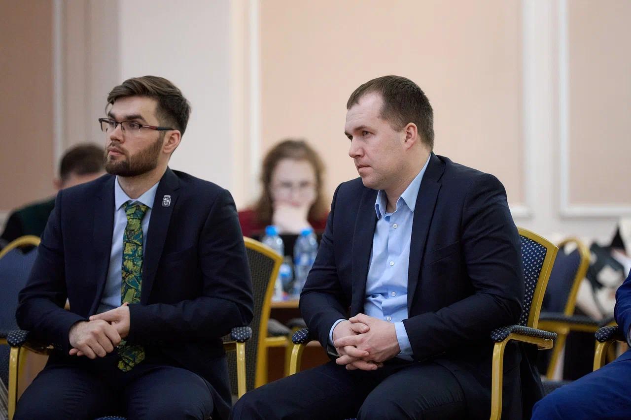 Руководитель Дирекции ООПТ и ГТС Илья Савченко прошел федеральную стажировку в рамках программы «Муравьев-Амурский 2030» в Республике Бурятия Глава Республики Алексей Цыденов на встрече с курсантами поделился своим управленческим опытом построения эффективной модели концессии и работы с системой государственно-частного партнерства. Основной акцент модуля сделан на развитие профессиональных компетенций и создании практических решений, улучшающих качество государственного управления. Также значительная часть модуля будет уделена подготовке к заключительным защитам проектных работ, выполненных слушателями в течение учебного периода. «В течение года я прохожу обучение в этой программе. Мы разделены на семь групп, и я являюсь членом группы «Камчатка как ведущий центр подготовки кадров для туризма». После участия в программе «Муравьев Амурский2030» я еще раз убедился, насколько важен вклад каждого из нас в развитие своего региона, и как много возможностей открывается перед молодыми специалистами. Эта программа не только расширила мои знания о туризме, но и позволила мне увидеть, как можно применять это направление для достижения устойчивого развития в регионе», – подчеркнул Илья Савченко. В программу внедрены семь проектов, сформированных по предложениям дальневосточных регионов. Они связаны с развитием энергетики, туристической отрасли, системы образования, мерам по увеличению продолжительности жизни и проблематикой утилизации ТБО, и несырьевому экспорту.