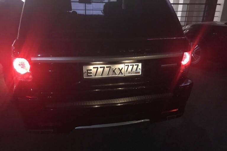 В России прекратили регистрацию автомобильных номеров серии ЕКХ а уже выданные знаки могут быть изъяты при замене машины Эта мера связана с необходимостью защиты служебного транспорта силовых структур Номера ЕКХ были введены в 1996 году для машин ФСО ФСБ и высокопоставленных госслужащих Позже их стало возможно получить и обычным водителям но ассоциация с властью осталась