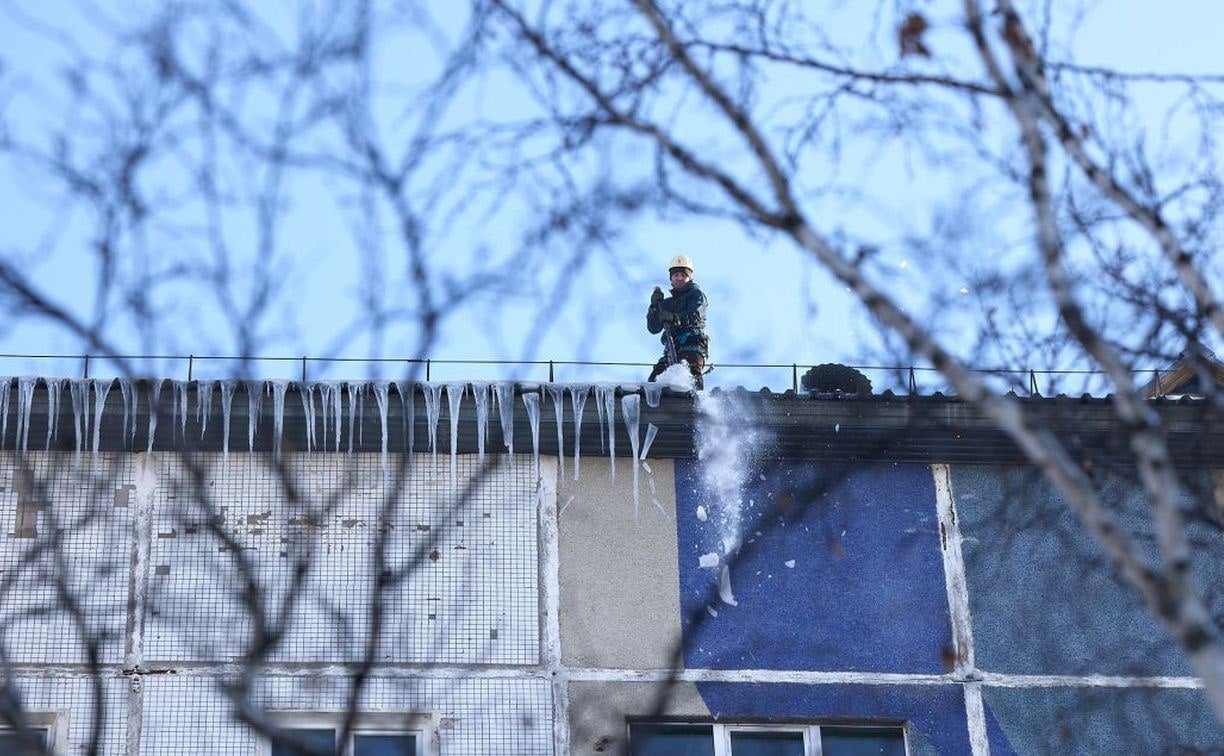 Жителей верхних этажей домов Южно-Сахалинска попросили сбить сосульки с козырьков балконов  Работа на высоте: в Южно-Сахалинске идет активная борьба с сосульками. Они появляются на кровлях зданий из-за перепадов дневных и ночных температур, а также выпадения умеренных и сильных осадков в виде снега.   Специалисты также напоминают жителям верхних этажей, у которых застеклены балконы, о необходимости своевременно очищать от наледи и снега козырьки, так как это зона ответственности владельцев квартир. Кроме этого, горожан просят с пониманием относится к просьбам управляющих компаний не парковать автотранспорт вблизи домов во время расчистки кровель.  Администрация города ежедневно ведет работу с собственниками зданий, расположенных вдоль оживлённых пешеходных зон. Так, сегодня специалисты департамента общественной безопасности и контроля провели мониторинг на улице Ленина, где на одном из зданий образовались сосульки. Нарушение устранят сегодня ночью.  Подробнее:      Прислать новость   Подписывайся на «АСТВ.ру»