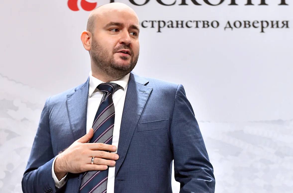 Самарский губернатор заявил о воровстве в футбольном клубе Крылья Советов Губернатор Самарской области Вячеслав Федорищев прокомментировал СМИ ситуацию с долгом футбольного клуба Крылья Советов перед Ростехом По его словам его можно было отдать за два года не воруя Столько воровалось и столько растаскивалось Футболистов мешками заставляли отдавать деньги из своей зарплаты непонятным людям отметил глава региона добавив что бог им судья и Уголовный кодекс Напомним самарский футбольный клуб Крылья Советов подал апелляционную жалобу на решение Арбитражного суда Москвы по иску компании РТ Капитал Об этом сообщается в картотеке арбитражных дел В июле текущего года Арбитражный суд Москвы обязал ПФК Крылья Советов выплатить 923 млн руб по иску дочерней структуры Ростеха В эту сумму включены основной долг и проценты Крылья Советов подали апелляционную жалобу на решение суда Задолженность возникла по двум кредитным договорам Крыльев Советов с Новикомбанком подконтрольным Ростеху В 2016 году права кредитора по договорам цессии перешли к истцу В футбольном клубе не оспаривали факт наличия задолженности и готовы были заключить соглашение предусматривающее погашение долга до конца 2026 года Истец однако выступил против такого варианта kommersant volga