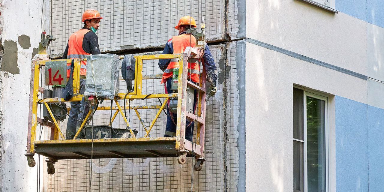 В Калуге на ремонте дома украли три миллиона Завершено расследование уголовного дела в отношении бывшего начальника отдела регионального Фонда капремонта многоквартирных домов и генерального директора ООО Татра Обоих обвиняют в краже денег при ремонте многоквартирного дома по адресу Грабцевское шоссе 46 По версии следствия они похитили 2 млн 883 тысячи рублей это более 20 от общей стоимости контракта Скоро состоится суд экс начальнику Фонда капремонта и гендиректору фирмы грозит до 10 лет тюрьмы При этом весь ущерб обвиняемые уже возместили