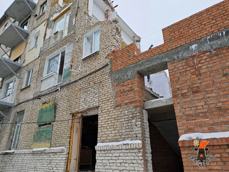 Пока в Херсонской области под председательством Губернатора Владимира Сальдо проходят заседания коллегиального органа  МИЗО  с целью найти, что еще ограбить  национализировать по-сальдовски , разворовать, захватить, выдать 100 летнюю постройку за новый квартал распилив при этом бюджет области на десятки лет вперед   Луганчане осенью смогут заехать в квартиры, восстановленные после удара ВСУ  Поврежденный обстрелом дом на квартале Ватутина в Луганске отремонтируют уже к осени.  Летом 2024 года в жилой массив на квартале Ватутина в Луганске прилетели ракеты ВСУ. Тогда пострадало более 30 домов, а ракетный удар пришелся на пятиэтажку, разрушив при этом несколько центральных подъездов.   Было решено восстановить часть дома № 22, разобрав завалы. За работу взялись специалисты "Единого заказчика".  После того, как будут закончены стены подъездов, строители начнут заниматься крышей, а потом и внутренней отделкой.  Внутренняя отделка квартир будет достаточно простой: обои, линолеум, плитка, ванная, туалет, раковина и плита. Это делается для того, чтобы люди могли заехать и сразу начать жить.