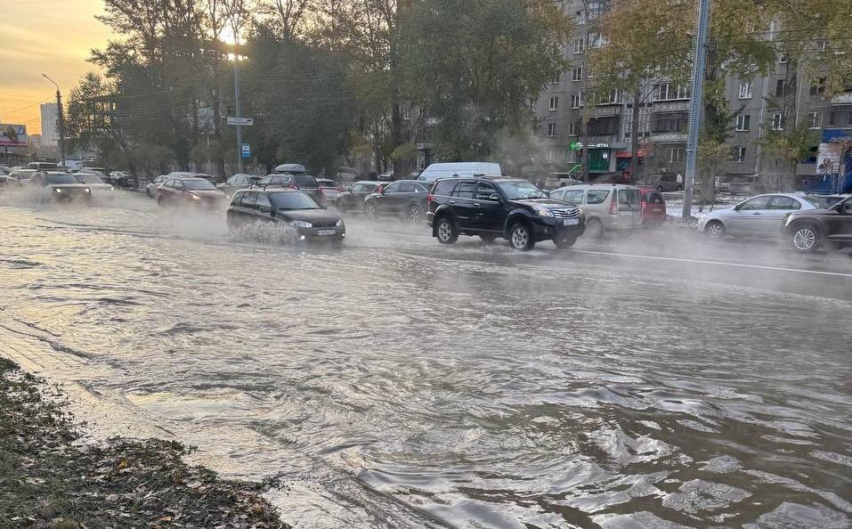 На северо-западе Челябинска из-за прорыва водовода затопило дорогу  В Калининском районе утром 17 октября произошла коммунальная авария. Вырвавшаяся из-под земли вода хлынула на проезжую часть возле дома № 54 по Братьев Кашириных. На место прибыл начальник Управления ЖКХ Вадим Храмцов.   — Аварийная бригада приступила к устранению повреждения, — прокомментировали в администрации.          Поддержать канал